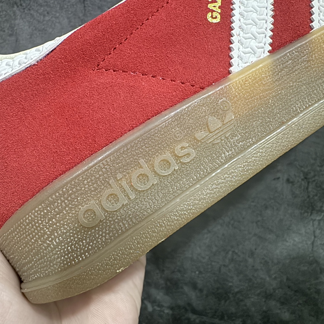 【纯原神版】AD Gazelle Indoor Trainers 红白n 羚羊内训系列低帮复古百搭休闲运动德训风板鞋 IF1808n90年代经典的复刻版！自60年代以足球训练鞋面世以来,Gazelle就以其经典设计席卷全球。1991年版本的复刻,再造经典Gazelle。采用皮革打造,搭配浊色细节,让这款经典更加简约。 尺码：36 36⅔ 37⅓ 38 38⅔ 39⅓ 40 40⅔ 41⅓ 42 42⅔ 43⅓ 44 45 编码：DZ230250-莆田鞋批发中心