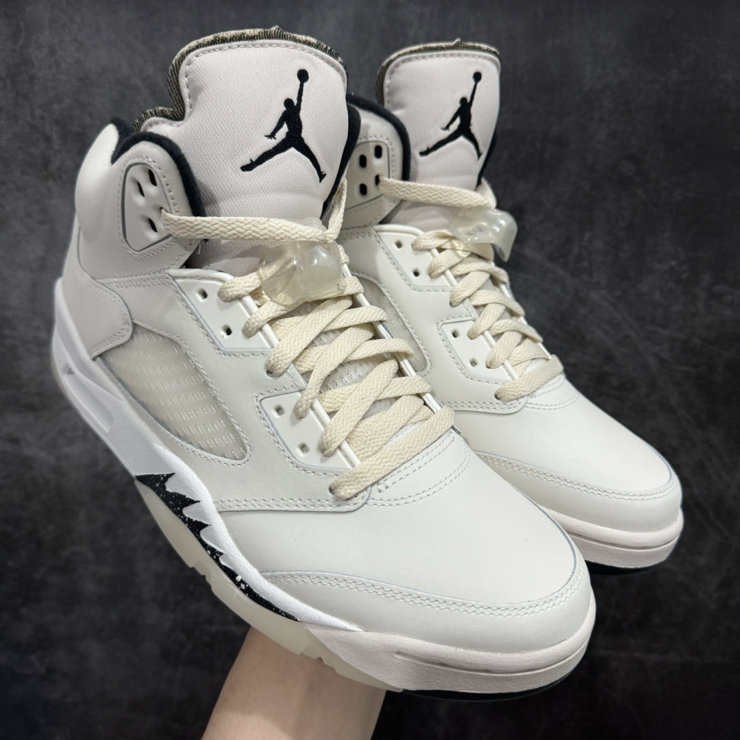 【Y3纯原】Air Jordan AJ5 Retro 米白 FN7405-100n原楦原纸板开发 采购原厂皮料 原厂定型 后跟完美效果 到手可放心比对发售原鞋 上脚百分百充当正品驾驭 真正原装公司级完美鞋型 一切细节实拍所见所得！纸板中底、钢印 完美版型 一应俱全外贸专供 发国外寄售可稳妥充正操作Size：40 40.5 41 42 42.5 43 44 44.5 45 46 47.5 48.5 编码：T1510530-鞋库