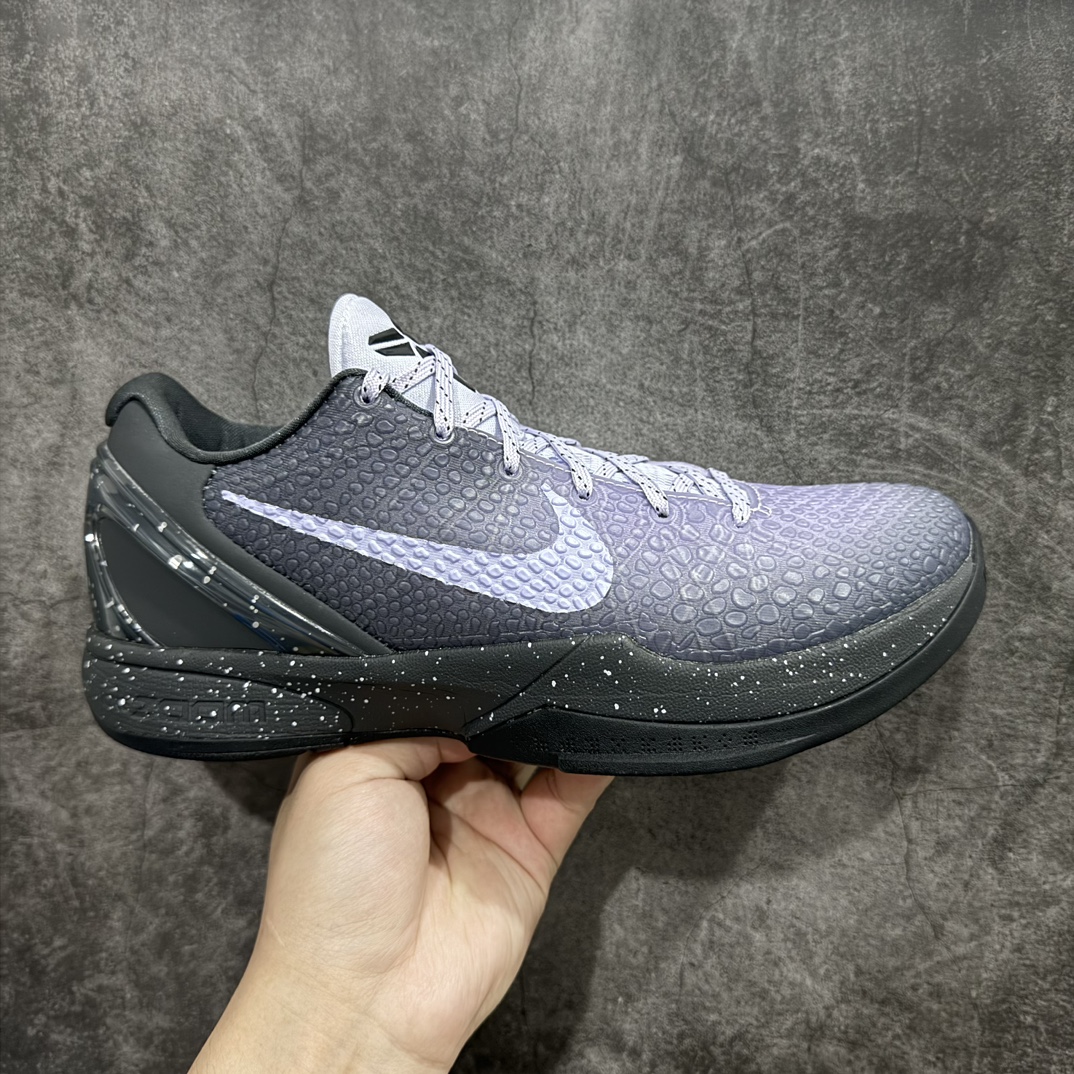 【灭世海外版】NK Zoom KOBE 6 Protro EYBL 科比六代 星空黑紫 DM2825-001纯原海外版气垫品质吊打各路纯原 气压➕耐久双重保障 前掌ZOOM TURBO➕后掌马蹄Zoom 后掌澎湃脚感无出其右 全套冲刀改版 鞋型还原度95% 宽脚选手必入货品 鞋头2.5mm上翘空间 不挤脚 完美释放脚趾活动空间 正码正拍 脚型适配性 市场最强没有之一 鞋面工艺全新升级 100%对标正品 原厂聚氨酯蛇鳞 珠光密度同步正品 Swoosh喷漆工艺 还原度接近100% 全新后跟TPU模具 正确S型弧度 区分市场纯原（市场纯原采用公版模具 后跟TPU几乎无弧度）国产天花板橡胶配方 抓地力爆炸 海外口碑炸裂 鞋舌LOGO正确内嵌压印 原厂碳板 正确原盒 厚积薄发 王者归来 拒绝杀猪 拒绝套路 灭世纯原海外版科比系列 致力打造实战第一标杆 尺码：39-47.5 全新模具 正码正拍 编码：JX380400-鞋库