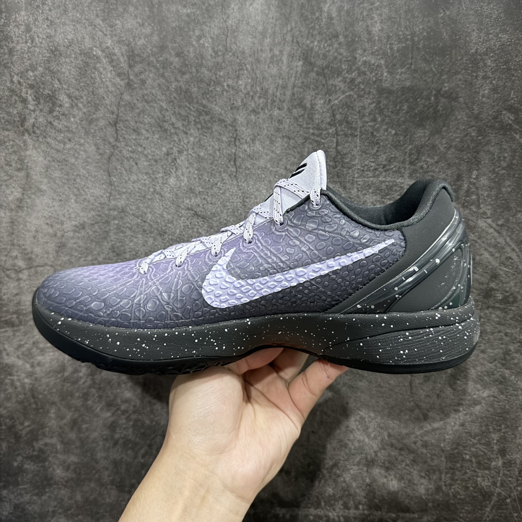 图片[2]-【灭世海外版】NK Zoom KOBE 6 Protro EYBL 科比六代 星空黑紫 DM2825-001纯原海外版气垫品质吊打各路纯原 气压➕耐久双重保障 前掌ZOOM TURBO➕后掌马蹄Zoom 后掌澎湃脚感无出其右 全套冲刀改版 鞋型还原度95% 宽脚选手必入货品 鞋头2.5mm上翘空间 不挤脚 完美释放脚趾活动空间 正码正拍 脚型适配性 市场最强没有之一 鞋面工艺全新升级 100%对标正品 原厂聚氨酯蛇鳞 珠光密度同步正品 Swoosh喷漆工艺 还原度接近100% 全新后跟TPU模具 正确S型弧度 区分市场纯原（市场纯原采用公版模具 后跟TPU几乎无弧度）国产天花板橡胶配方 抓地力爆炸 海外口碑炸裂 鞋舌LOGO正确内嵌压印 原厂碳板 正确原盒 厚积薄发 王者归来 拒绝杀猪 拒绝套路 灭世纯原海外版科比系列 致力打造实战第一标杆 尺码：39-47.5 全新模具 正码正拍 编码：JX380400-鞋库