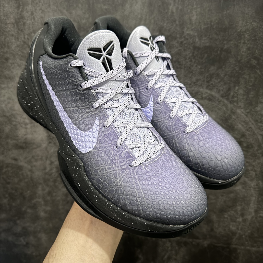 【灭世海外版】NK Zoom KOBE 6 Protro EYBL 科比六代 星空黑紫 DM2825-001纯原海外版气垫品质吊打各路纯原 气压➕耐久双重保障 前掌ZOOM TURBO➕后掌马蹄Zoom 后掌澎湃脚感无出其右 全套冲刀改版 鞋型还原度95% 宽脚选手必入货品 鞋头2.5mm上翘空间 不挤脚 完美释放脚趾活动空间 正码正拍 脚型适配性 市场最强没有之一 鞋面工艺全新升级 100%对标正品 原厂聚氨酯蛇鳞 珠光密度同步正品 Swoosh喷漆工艺 还原度接近100% 全新后跟TPU模具 正确S型弧度 区分市场纯原（市场纯原采用公版模具 后跟TPU几乎无弧度）国产天花板橡胶配方 抓地力爆炸 海外口碑炸裂 鞋舌LOGO正确内嵌压印 原厂碳板 正确原盒 厚积薄发 王者归来 拒绝杀猪 拒绝套路 灭世纯原海外版科比系列 致力打造实战第一标杆 尺码：39-47.5 全新模具 正码正拍 编码：JX380400-鞋库