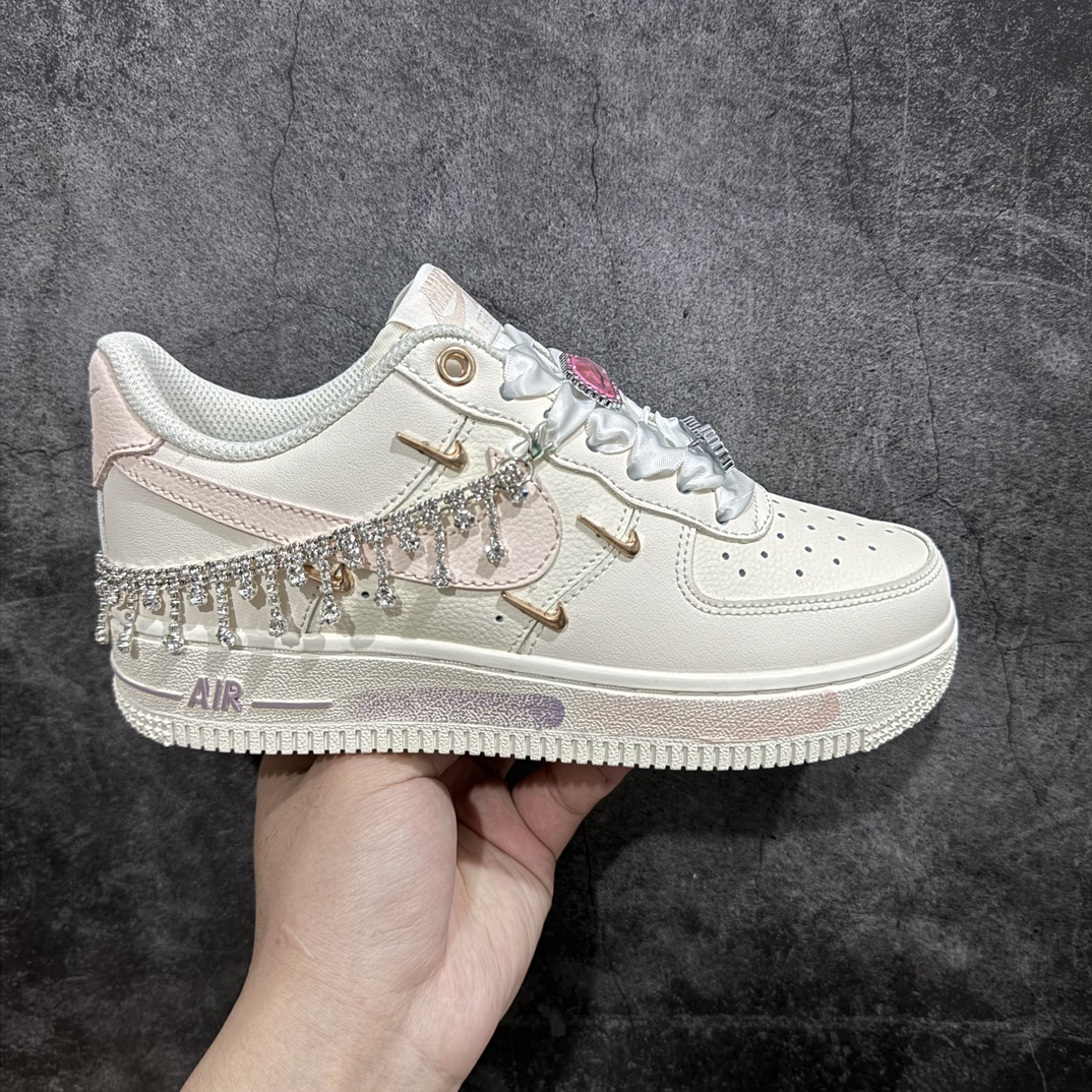 【nmNike Air Force 1 Low 07 可拆卸钻石链条 浪漫邂逅 米白n原楦头原纸板 打造纯正低帮空军版型 专注外贸渠道 全掌内置蜂窝气垫原盒配件 原厂中底钢印、拉帮完美官方货号：FV1122 333 Size：36 36.5 37.5 38 38.5 39 40 40.5 41 42 42.5 43 44 44.5 45 编码：HXS310320-鞋库