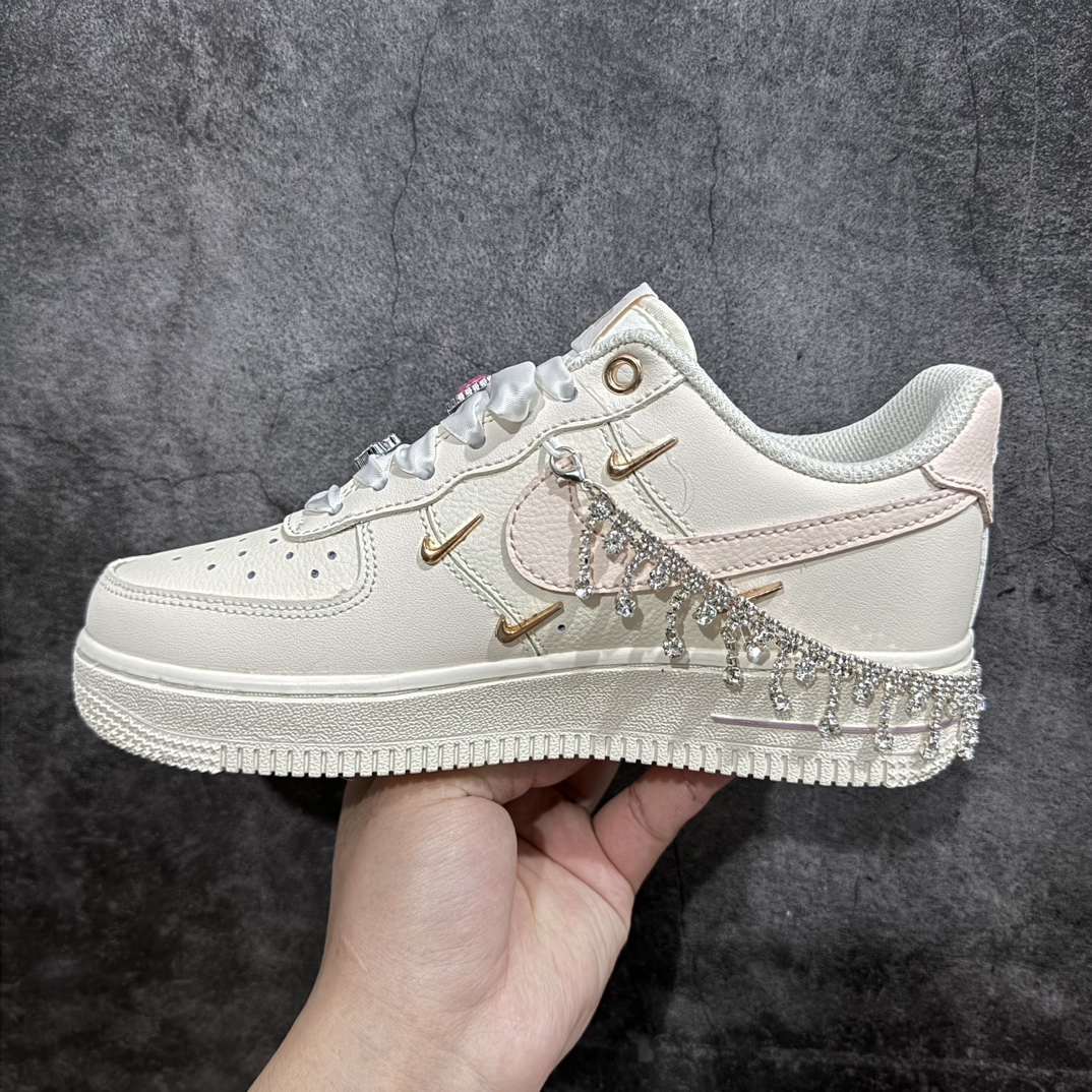 图片[2]-【nmNike Air Force 1 Low 07 可拆卸钻石链条 浪漫邂逅 米白n原楦头原纸板 打造纯正低帮空军版型 专注外贸渠道 全掌内置蜂窝气垫原盒配件 原厂中底钢印、拉帮完美官方货号：FV1122 333 Size：36 36.5 37.5 38 38.5 39 40 40.5 41 42 42.5 43 44 44.5 45 编码：HXS310320-鞋库