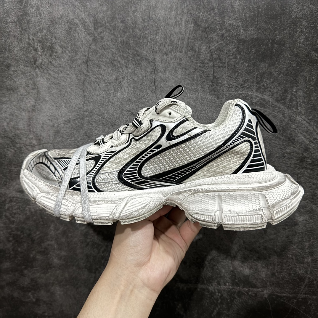 图片[2]-【总裁版】BALENCIAGA 3XL Sneakers 巴黎世家十代网布系带低帮走秀复古老爹鞋 白色 全套原纸板楦头开发 最原汁原味的灵魂版型全鞋荧光划线卡点 胶水把控整洁度追求极致完美每一双都是工艺品 多重QC质检 超越公司货的品控标准实实在在的免检产品 原盒原配 正确字体电绣 粗细、位置、大小正确 侧边TPU 透气孔匹配意产原版 正确分离大底 TPU软底 原版一致大底LOGO 立体感十足 原厂皮料水洗做旧 采购原厂网纱 不含皮革 网布材料和聚氨酯 磨损效果 鞋头边缘和后帮 Balenciaga 徽标 鞋面和后跟凸印尺码 鞋舌 3XL 橡胶品牌标识和反光细节 正常尺码  尺码：35-46 编码：NM500530-鞋库