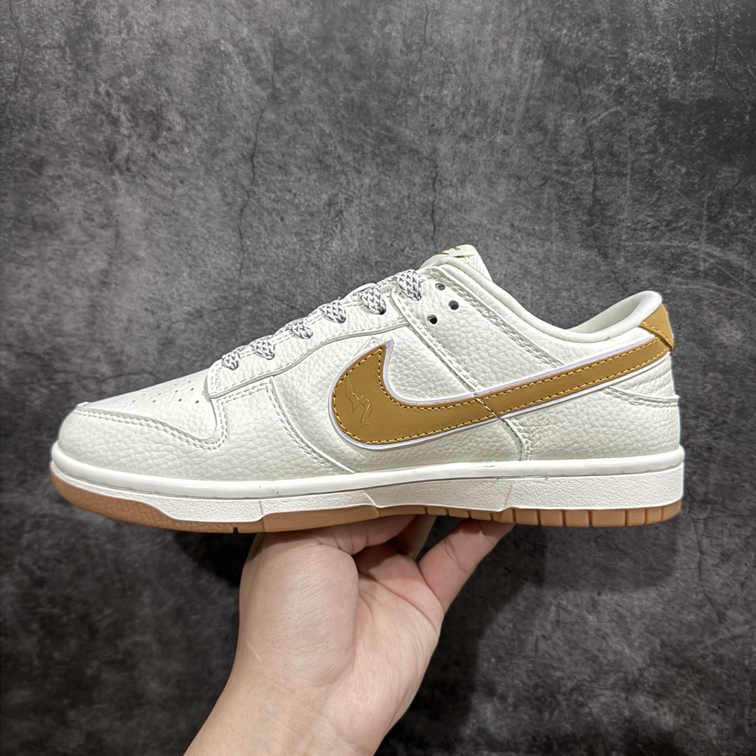 图片[2]-【定制版】Supreme x Nk SB Dunk Low 联名款-米棕小勾 周年高端定制 低帮休闲板鞋n定制鞋盒 大厂纯原品质出货 超高清洁度 皮料切割干净无任何毛边 细节完美货号 ：XH0923-339nSize ：36 36.5 37.5 38 38.5 39 40 40.5 41 42 42.5 43 44 44.5 45 编码：HXS320340-莆田鞋批发中心