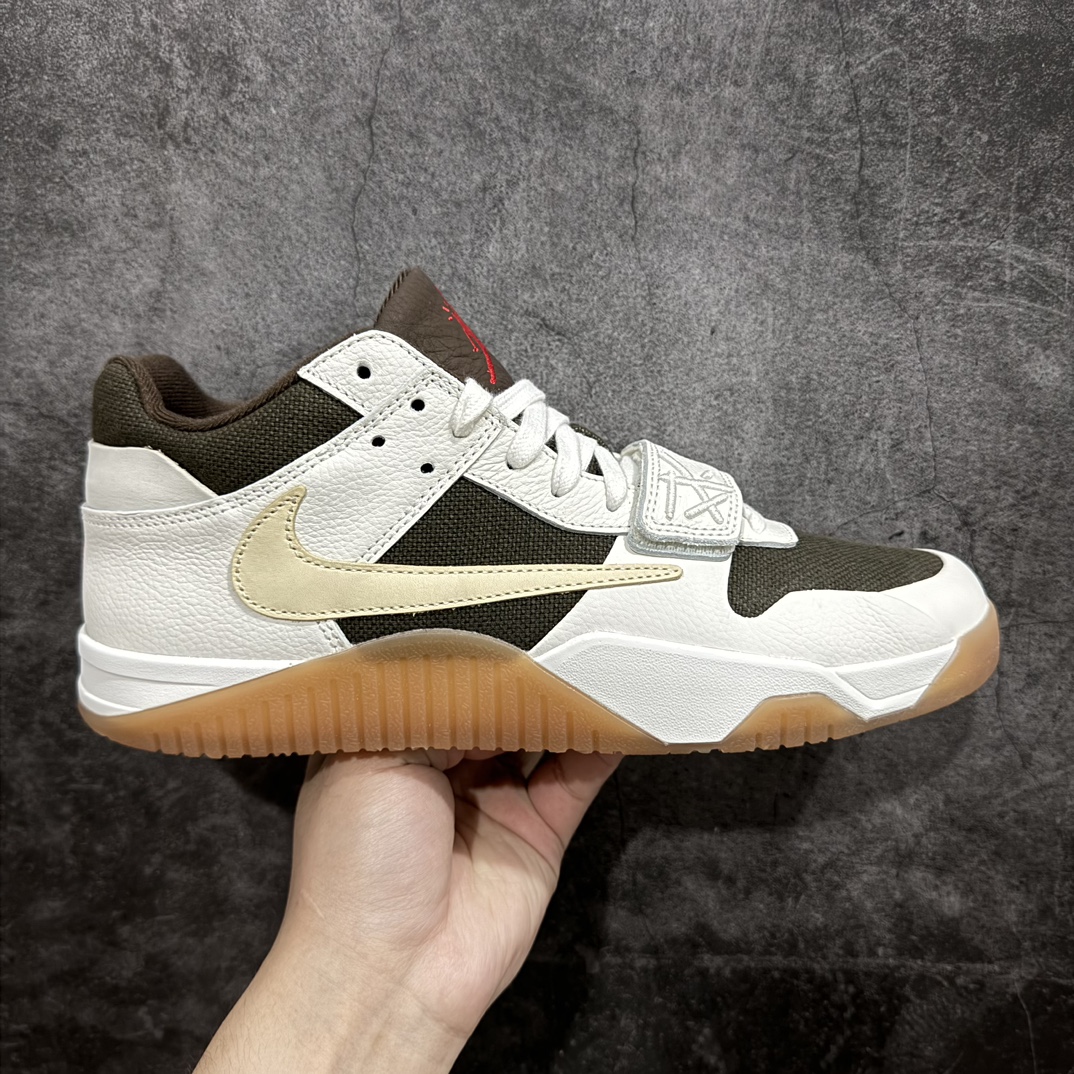 【LW纯原】Travis Scott x Jordan AJ Cut The Check TS倒钩联名魔术贴篮球鞋 FZ8117-101n注意默认配原盒盒子配套布袋不用加钱 退货丢失扣30元 原厂全套原楦原纸板冲刀磨具开发 原厂皮料加持 原厂港宝加持定型后跟R度完美 同源原厂电绣 鬼脸飞翼针数密度立体效果一致 百分百一致原鞋 原厂拉帮工艺 针距密度一致 后跟弧度收口自然不对折 极致一眼正品既视感 进口玻璃冲刀皮料裁剪零毛边 全鞋电脑针车工艺 品控清洁度最高QC检验标准 免检产品 原厂订购鞋盒、布袋、鞋标、防尘纸、鞋撑、鞋带 追求极致的原厂味道 配色方面采用白色为基础 搭配棕色框架呈现 完美还原了初代倒钩的配色设计 细节方面 标志性的反钩Swoosh采用米色点缀 鞋面还带有特殊的魔术贴细节 此外在鞋舌、后跟部分均带有Cactus Jack厂牌Logo 彰显鞋款特殊身份SIZE：36 36.5 37.5 38 38.5 39 40 40.5 41 42 42.5 43 44 44.5 45 46 47.5 编码：X10440460-莆田鞋批发中心