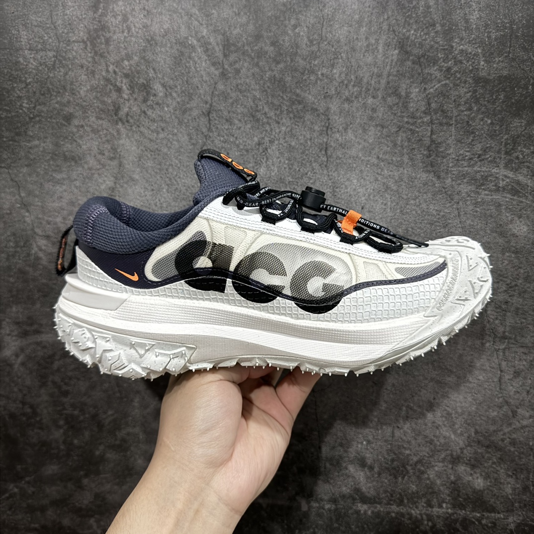 【纯原版】NK ACG Mountain Fly 2 Low SE 复古潮流户外登山鞋防水慢跑鞋 DV7903-001n全新来袭 该款沿袭前代高帮版型的设计传统 轻盈鞋面结合灵巧的脚踝包裹设计 为双足打造出一体化的舒适脚感 助力轻松畅行 中底融入柔软的React泡棉与Vaporfiy 科技 让你在岩石小径徒步时也像行走在都市般轻松舒适 粘性橡胶大底铸就了攀岩级别的出众抓地力 助你从容面对各种环境挑战 SIZE：36 36.5 37.5 38 38.5 39 40 40.5 41 42 42.5 43 44 44.5 45 46 编码：AC260280-莆田鞋批发中心