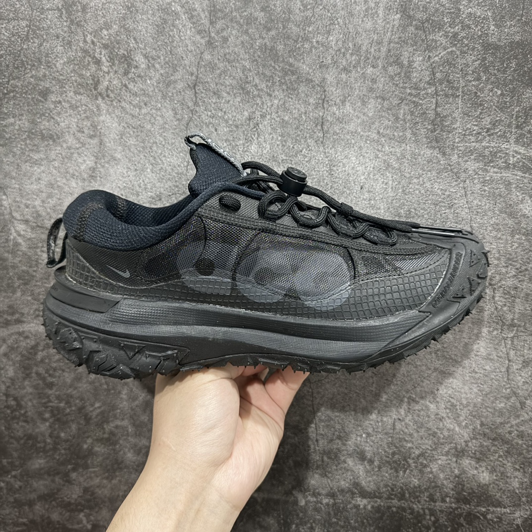 【纯原版】NK ACG Mountain Fly 2 Low SE 复古潮流户外登山鞋防水慢跑鞋 DV7903-002n全新来袭 该款沿袭前代高帮版型的设计传统 轻盈鞋面结合灵巧的脚踝包裹设计 为双足打造出一体化的舒适脚感 助力轻松畅行 中底融入柔软的React泡棉与Vaporfiy 科技 让你在岩石小径徒步时也像行走在都市般轻松舒适 粘性橡胶大底铸就了攀岩级别的出众抓地力 助你从容面对各种环境挑战 SIZE：36 36.5 37.5 38 38.5 39 40 40.5 41 42 42.5 43 44 44.5 45 46 编码：AC260280-鞋库