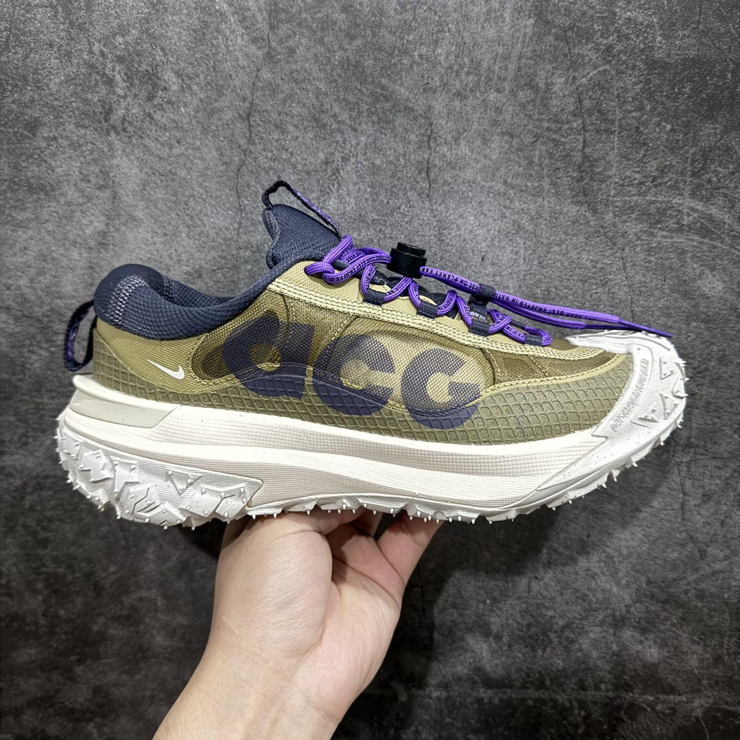 【纯原版】NK ACG Mountain Fly 2 Low SE 复古潮流户外登山鞋防水慢跑鞋 DV7903-200n全新来袭 该款沿袭前代高帮版型的设计传统 轻盈鞋面结合灵巧的脚踝包裹设计 为双足打造出一体化的舒适脚感 助力轻松畅行 中底融入柔软的React泡棉与Vaporfiy 科技 让你在岩石小径徒步时也像行走在都市般轻松舒适 粘性橡胶大底铸就了攀岩级别的出众抓地力 助你从容面对各种环境挑战 SIZE：36 36.5 37.5 38 38.5 39 40 40.5 41 42 42.5 43 44 44.5 45 46 编码：AC260280-鞋库