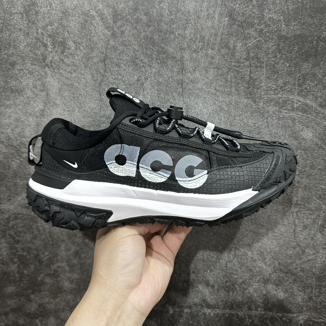 【纯原版】NK ACG Mountain Fly 2 Low SE 复古潮流户外登山鞋防水慢跑鞋 DV7903-100n全新来袭 该款沿袭前代高帮版型的设计传统 轻盈鞋面结合灵巧的脚踝包裹设计 为双足打造出一体化的舒适脚感 助力轻松畅行 中底融入柔软的React泡棉与Vaporfiy 科技 让你在岩石小径徒步时也像行走在都市般轻松舒适 粘性橡胶大底铸就了攀岩级别的出众抓地力 助你从容面对各种环境挑战 SIZE：36 36.5 37.5 38 38.5 39 40 40.5 41 42 42.5 43 44 44.5 45 46 编码：AC260280-鞋库