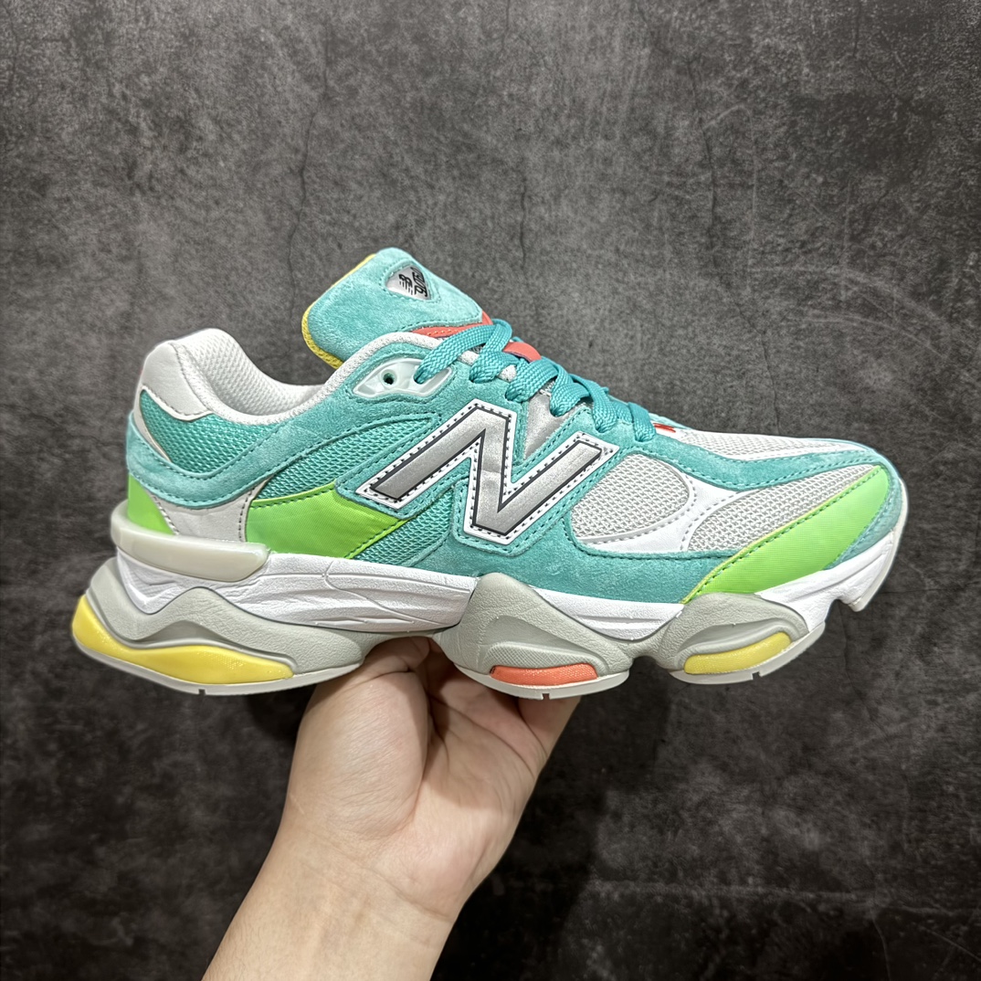 【纯原版】 New Balance NB9060 联名款 复古休闲运动慢跑鞋 U9060DBTn 全套原楦原纸板原厂数据开发 进口三明治网面 原装进口翻毛皮料正确绒感卡色 正确中底拉帮中底网布细节 原厂标裁 带紫光防伪 定制后跟透明水晶模块 冲裁组合 大底贴合程度胶水上色把控完美 整洁度挑战全网艺术家 多道序QC把关品质完善 匠心打造 耗时两个月开发完成 工艺极其复杂难度可想而知 新开独立私模大底 全网唯一正确六层组合大底 高端零售专供产物Size：36 37 37.5 38 38.5 39 40 40.5 41 42 42.5 43 44 45 46.5 编码：JP270300-鞋库