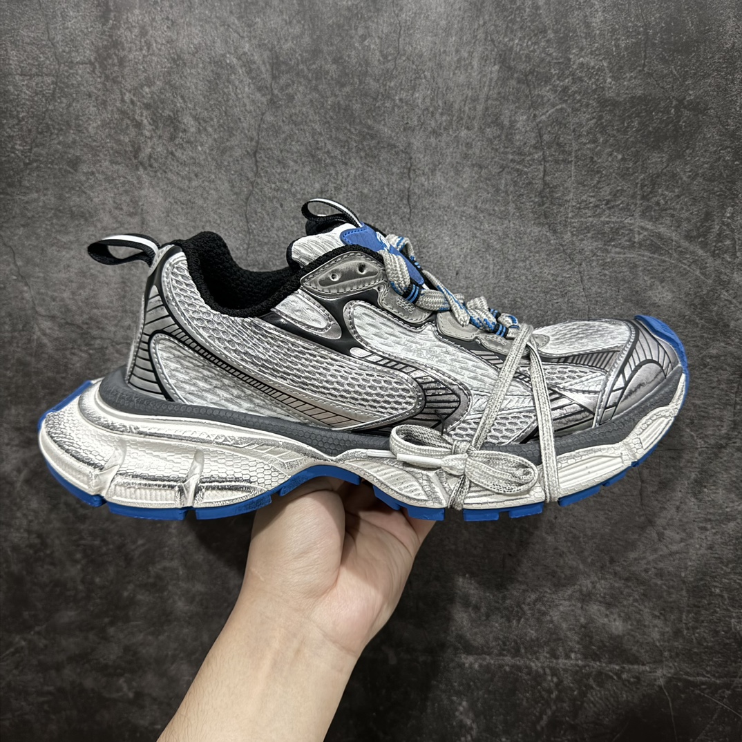 【OG纯原】BALENCIAGA 3XL Sneakers 巴黎世家十代网布系带低帮走秀复古老爹鞋 n全新版本 全新顶端品质 全套原纸板楦头开发 最原汁原味的灵魂版型全鞋荧光划线卡点 胶水把控整洁度追求极致完美 每一双都是工艺品 多重QC质检 超越公司货的品控标准 实实在在的免检产品 原盒原配 正确字体电绣 粗细、位置、大小正确 侧边TPU 透气孔匹配意产原版 正确分离大底 TPU软底 原版一致大底LOGO 立体感十足 原厂皮料水洗做旧 采购原厂网纱 不含皮革 网布材料和聚氨酯 磨损效果 鞋头边缘和后帮 Balenciaga 徽标 鞋面和后跟凸印尺码 鞋舌 3XL 橡胶品牌标识和反光细节 鞋帮拉袢和鞋舌拉祥 配反光细节 备用鞋带在鞋履前侧 可在穿着前取下 便于不同造型搭配 正常尺码 尺码：35 36 37 38 39 40 41 42 43 44 45 46 编码：OG500520-鞋库