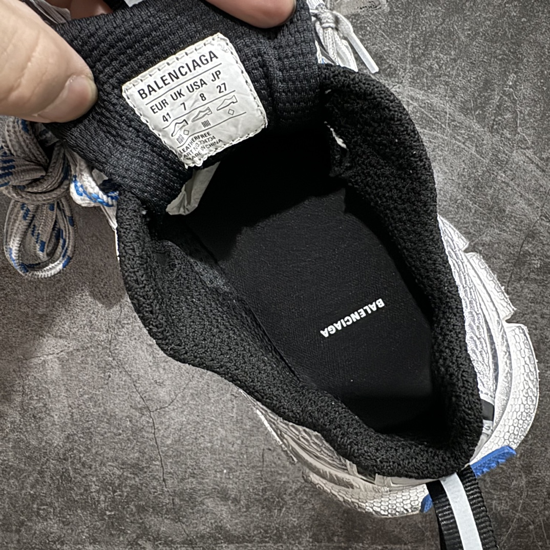 图片[7]-【OG纯原】BALENCIAGA 3XL Sneakers 巴黎世家十代网布系带低帮走秀复古老爹鞋 n全新版本 全新顶端品质 全套原纸板楦头开发 最原汁原味的灵魂版型全鞋荧光划线卡点 胶水把控整洁度追求极致完美 每一双都是工艺品 多重QC质检 超越公司货的品控标准 实实在在的免检产品 原盒原配 正确字体电绣 粗细、位置、大小正确 侧边TPU 透气孔匹配意产原版 正确分离大底 TPU软底 原版一致大底LOGO 立体感十足 原厂皮料水洗做旧 采购原厂网纱 不含皮革 网布材料和聚氨酯 磨损效果 鞋头边缘和后帮 Balenciaga 徽标 鞋面和后跟凸印尺码 鞋舌 3XL 橡胶品牌标识和反光细节 鞋帮拉袢和鞋舌拉祥 配反光细节 备用鞋带在鞋履前侧 可在穿着前取下 便于不同造型搭配 正常尺码 尺码：35 36 37 38 39 40 41 42 43 44 45 46 编码：OG500520-鞋库