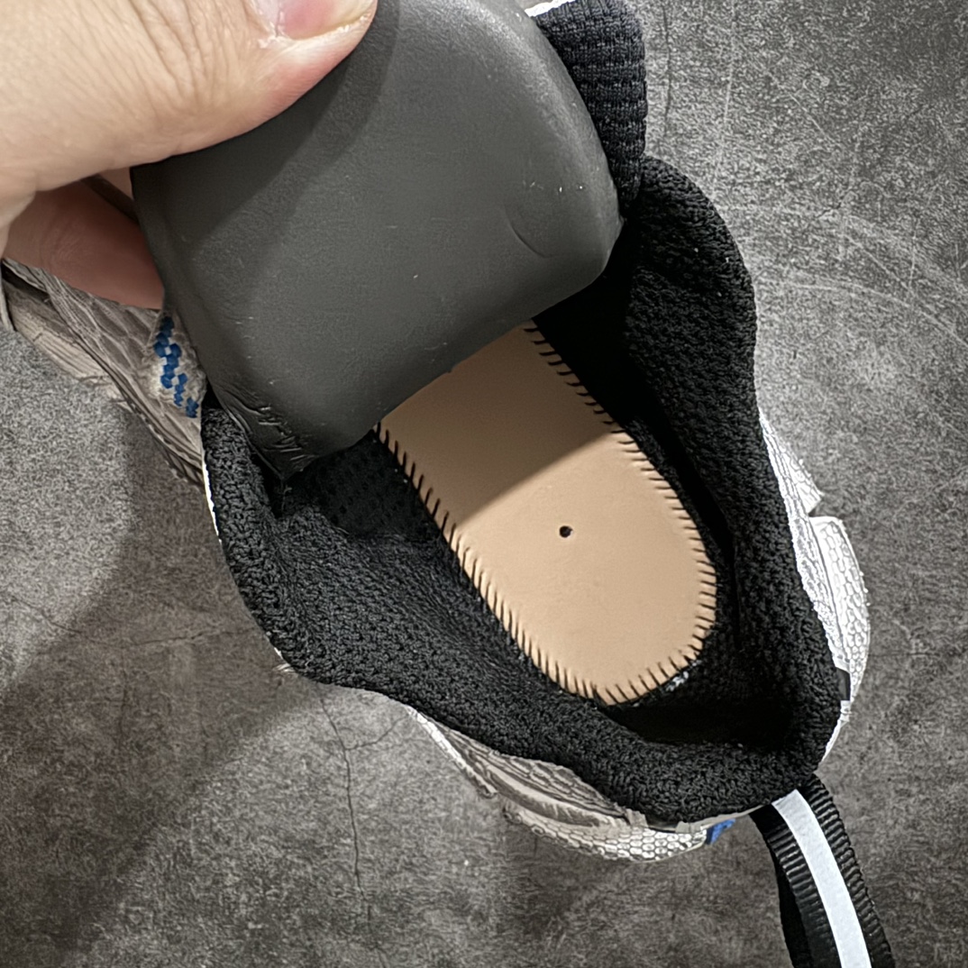 图片[8]-【OG纯原】BALENCIAGA 3XL Sneakers 巴黎世家十代网布系带低帮走秀复古老爹鞋 n全新版本 全新顶端品质 全套原纸板楦头开发 最原汁原味的灵魂版型全鞋荧光划线卡点 胶水把控整洁度追求极致完美 每一双都是工艺品 多重QC质检 超越公司货的品控标准 实实在在的免检产品 原盒原配 正确字体电绣 粗细、位置、大小正确 侧边TPU 透气孔匹配意产原版 正确分离大底 TPU软底 原版一致大底LOGO 立体感十足 原厂皮料水洗做旧 采购原厂网纱 不含皮革 网布材料和聚氨酯 磨损效果 鞋头边缘和后帮 Balenciaga 徽标 鞋面和后跟凸印尺码 鞋舌 3XL 橡胶品牌标识和反光细节 鞋帮拉袢和鞋舌拉祥 配反光细节 备用鞋带在鞋履前侧 可在穿着前取下 便于不同造型搭配 正常尺码 尺码：35 36 37 38 39 40 41 42 43 44 45 46 编码：OG500520-鞋库