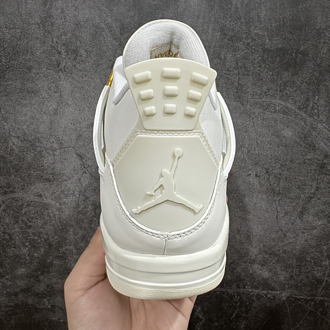 图片[4]-【GX/美版绿x】Air Jordan 4 “Metallic Gold”AJ4米白金扣 金属白 AQ9129-170nnn圈内最强四代 独家外贸特供尺码含 45.5 49.5 50.5耗时半年巨作 全套原纸板楦头开发 原厂特供皮料加持 确保原汁原味 完美呈现四代版型 一比一鞋头弧度高度鞋身弧度 数据细节工艺流程均保持原鞋一致 原厂TPU网格鞋带扣 正确内里网布 菱角分明不变形无多余毛边 柔软性质感一致于原鞋 市场唯一原厂鞋扣模具 背面可见隐藏注塑口 原厂织唛标 原厂飞人电绣工艺 尾指中部跳三针 独家绑鞋带手法 印刷中底布 四线拉帮 米色美纹纸贴合固定 进口港宝加持 后跟自然饱满 全鞋荧光划线卡点 追求极致完美 每一双都是工艺品 多重QC质检 超越公司货的品控标准 实实在在的免检产品  尺码：40 40.5 41 42 42.5 43 44 44.5 45 45.5 46 47.5 48.5 49.5 50.5 编码：T1520540-鞋库