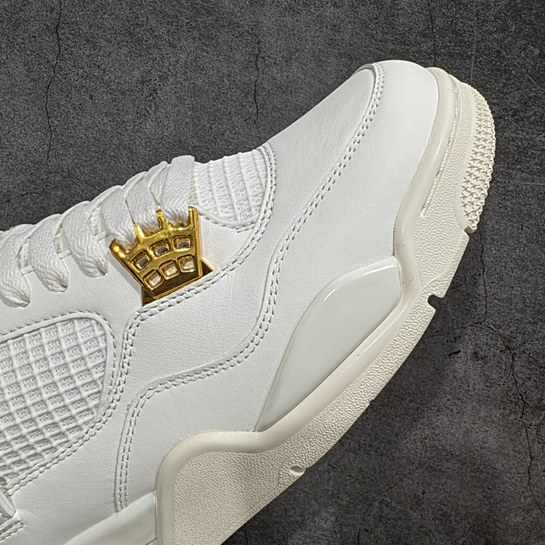 图片[6]-【GX/美版绿x】Air Jordan 4 “Metallic Gold”AJ4米白金扣 金属白 AQ9129-170nnn圈内最强四代 独家外贸特供尺码含 45.5 49.5 50.5耗时半年巨作 全套原纸板楦头开发 原厂特供皮料加持 确保原汁原味 完美呈现四代版型 一比一鞋头弧度高度鞋身弧度 数据细节工艺流程均保持原鞋一致 原厂TPU网格鞋带扣 正确内里网布 菱角分明不变形无多余毛边 柔软性质感一致于原鞋 市场唯一原厂鞋扣模具 背面可见隐藏注塑口 原厂织唛标 原厂飞人电绣工艺 尾指中部跳三针 独家绑鞋带手法 印刷中底布 四线拉帮 米色美纹纸贴合固定 进口港宝加持 后跟自然饱满 全鞋荧光划线卡点 追求极致完美 每一双都是工艺品 多重QC质检 超越公司货的品控标准 实实在在的免检产品  尺码：40 40.5 41 42 42.5 43 44 44.5 45 45.5 46 47.5 48.5 49.5 50.5 编码：T1520540-鞋库