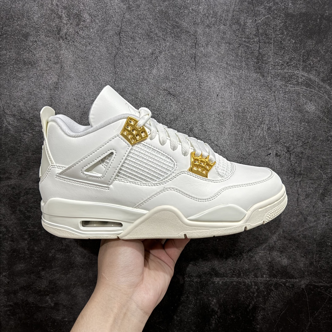 【GX/美版绿x】Air Jordan 4 “Metallic Gold”AJ4米白金扣 金属白 AQ9129-170nnn圈内最强四代 独家外贸特供尺码含 45.5 49.5 50.5耗时半年巨作 全套原纸板楦头开发 原厂特供皮料加持 确保原汁原味 完美呈现四代版型 一比一鞋头弧度高度鞋身弧度 数据细节工艺流程均保持原鞋一致 原厂TPU网格鞋带扣 正确内里网布 菱角分明不变形无多余毛边 柔软性质感一致于原鞋 市场唯一原厂鞋扣模具 背面可见隐藏注塑口 原厂织唛标 原厂飞人电绣工艺 尾指中部跳三针 独家绑鞋带手法 印刷中底布 四线拉帮 米色美纹纸贴合固定 进口港宝加持 后跟自然饱满 全鞋荧光划线卡点 追求极致完美 每一双都是工艺品 多重QC质检 超越公司货的品控标准 实实在在的免检产品  尺码：40 40.5 41 42 42.5 43 44 44.5 45 45.5 46 47.5 48.5 49.5 50.5 编码：T1520540-鞋库