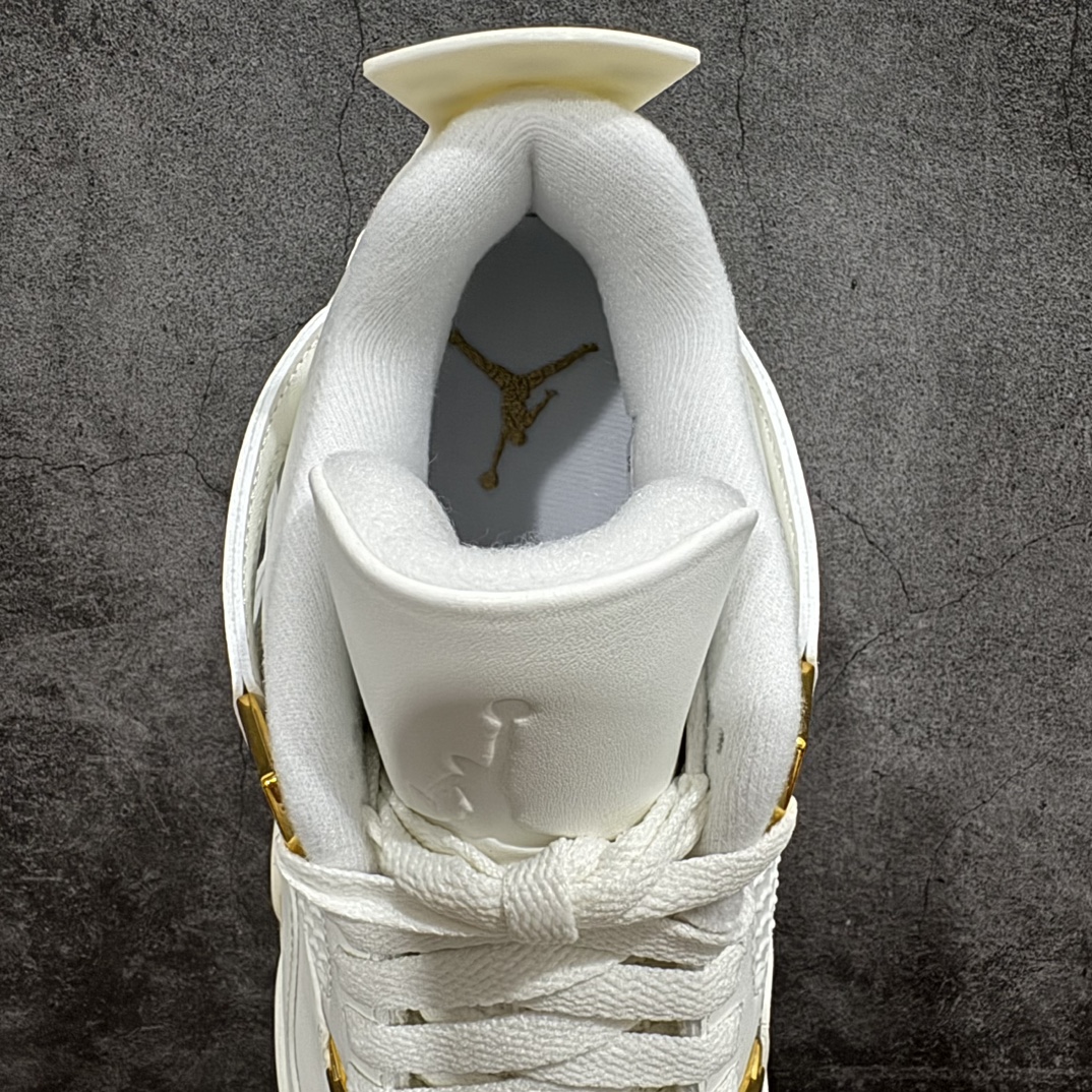 图片[8]-【GX/美版绿x】Air Jordan 4 “Metallic Gold”AJ4米白金扣 金属白 AQ9129-170nnn圈内最强四代 独家外贸特供尺码含 45.5 49.5 50.5耗时半年巨作 全套原纸板楦头开发 原厂特供皮料加持 确保原汁原味 完美呈现四代版型 一比一鞋头弧度高度鞋身弧度 数据细节工艺流程均保持原鞋一致 原厂TPU网格鞋带扣 正确内里网布 菱角分明不变形无多余毛边 柔软性质感一致于原鞋 市场唯一原厂鞋扣模具 背面可见隐藏注塑口 原厂织唛标 原厂飞人电绣工艺 尾指中部跳三针 独家绑鞋带手法 印刷中底布 四线拉帮 米色美纹纸贴合固定 进口港宝加持 后跟自然饱满 全鞋荧光划线卡点 追求极致完美 每一双都是工艺品 多重QC质检 超越公司货的品控标准 实实在在的免检产品  尺码：40 40.5 41 42 42.5 43 44 44.5 45 45.5 46 47.5 48.5 49.5 50.5 编码：T1520540-鞋库