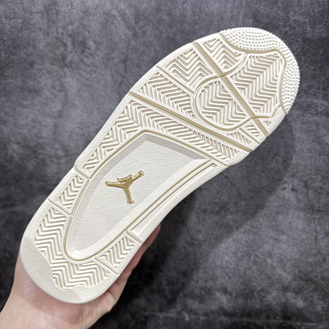 图片[9]-【GX/美版绿x】Air Jordan 4 “Metallic Gold”AJ4米白金扣 金属白 AQ9129-170nnn圈内最强四代 独家外贸特供尺码含 45.5 49.5 50.5耗时半年巨作 全套原纸板楦头开发 原厂特供皮料加持 确保原汁原味 完美呈现四代版型 一比一鞋头弧度高度鞋身弧度 数据细节工艺流程均保持原鞋一致 原厂TPU网格鞋带扣 正确内里网布 菱角分明不变形无多余毛边 柔软性质感一致于原鞋 市场唯一原厂鞋扣模具 背面可见隐藏注塑口 原厂织唛标 原厂飞人电绣工艺 尾指中部跳三针 独家绑鞋带手法 印刷中底布 四线拉帮 米色美纹纸贴合固定 进口港宝加持 后跟自然饱满 全鞋荧光划线卡点 追求极致完美 每一双都是工艺品 多重QC质检 超越公司货的品控标准 实实在在的免检产品  尺码：40 40.5 41 42 42.5 43 44 44.5 45 45.5 46 47.5 48.5 49.5 50.5 编码：T1520540-鞋库