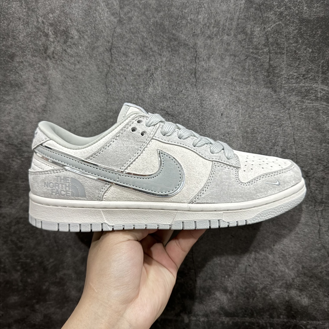 【定制版】Nk Dunk Low 北面CDG联名-浅灰 三方联名 SB低帮休闲板鞋 DQ1098-338n#美国著名户外品牌与日本东京设计师川久保玲CDG联合打造街头滑板鞋，有北面雪山简约的风格，还有CDG日系的元素，可谓中西结合。整双鞋子采用头层猪八革，耐克✓上印压反光CDG的LOGO,鞋底中部加入了脚感柔软舒适ZoomAir气垫，有效吸收滑雪等极限运动在落地时带来的冲击力，为街头运动者们提供更好的保护(附带北面LOGO纪念挂饰一枚) 尺码：36 36.5 37.5 38 38.5 39 40 40.5 41 42 42.5 43 44 44.5 45 编码：HXS340360-莆田鞋批发中心