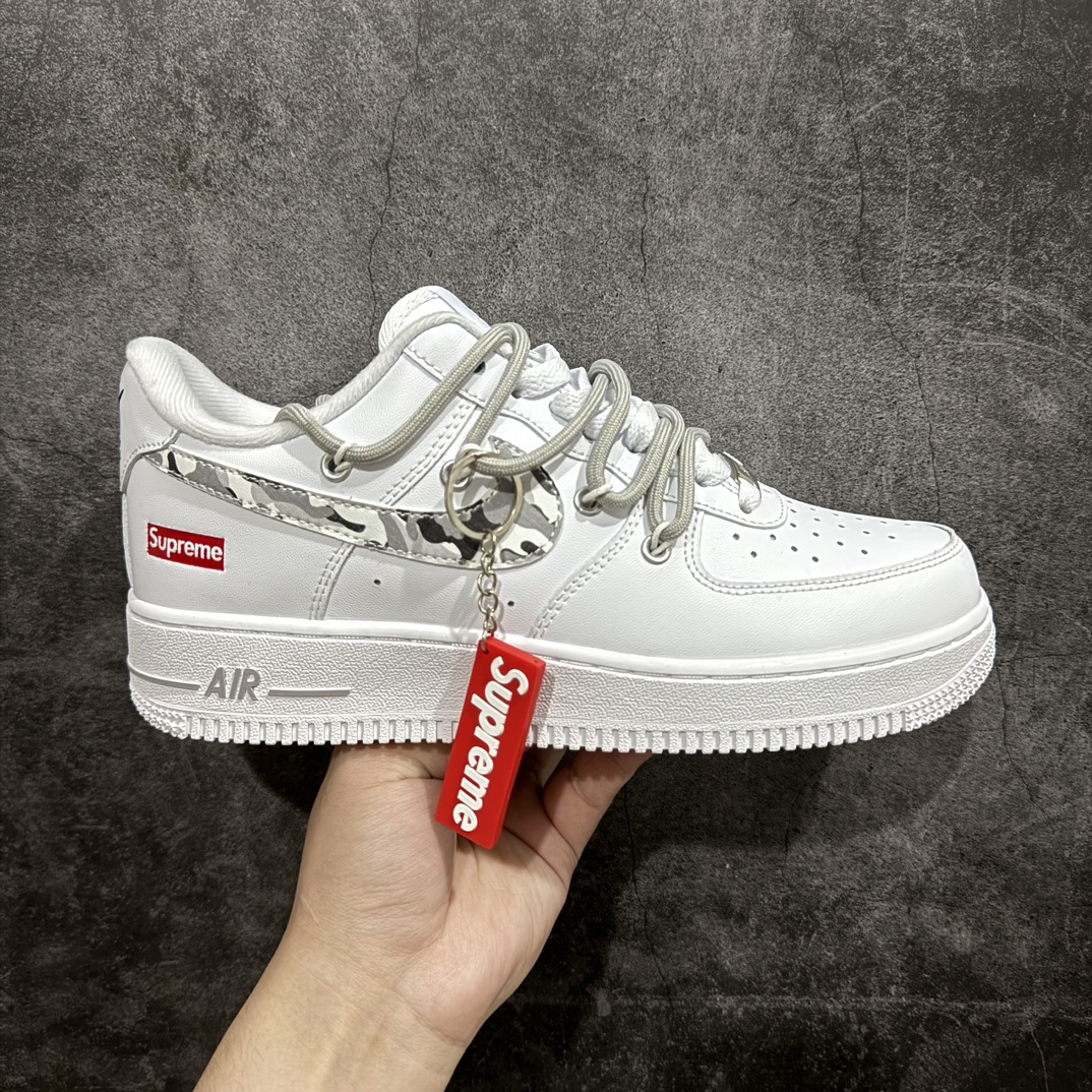 【公司级】Supreme x Nk Air Force 1\’07 Low \”box logo\” 迷彩印花 空军一号低帮休闲板鞋 UP1658-595n#采用全粒面皮革鞋面，带透气孔皮革鞋头面扳、联合品牌LOGO鞋垫，鞋跟带有凹陷印花标志。彰显品牌的独特魅力，给整体鞋款增添了层次感与时尚元素!! 尺码：36 36.5 37.5 38 38.5 39 40 40.5 41 42 42.5 43 44 44.5 45  编码：HDS310320-鞋库