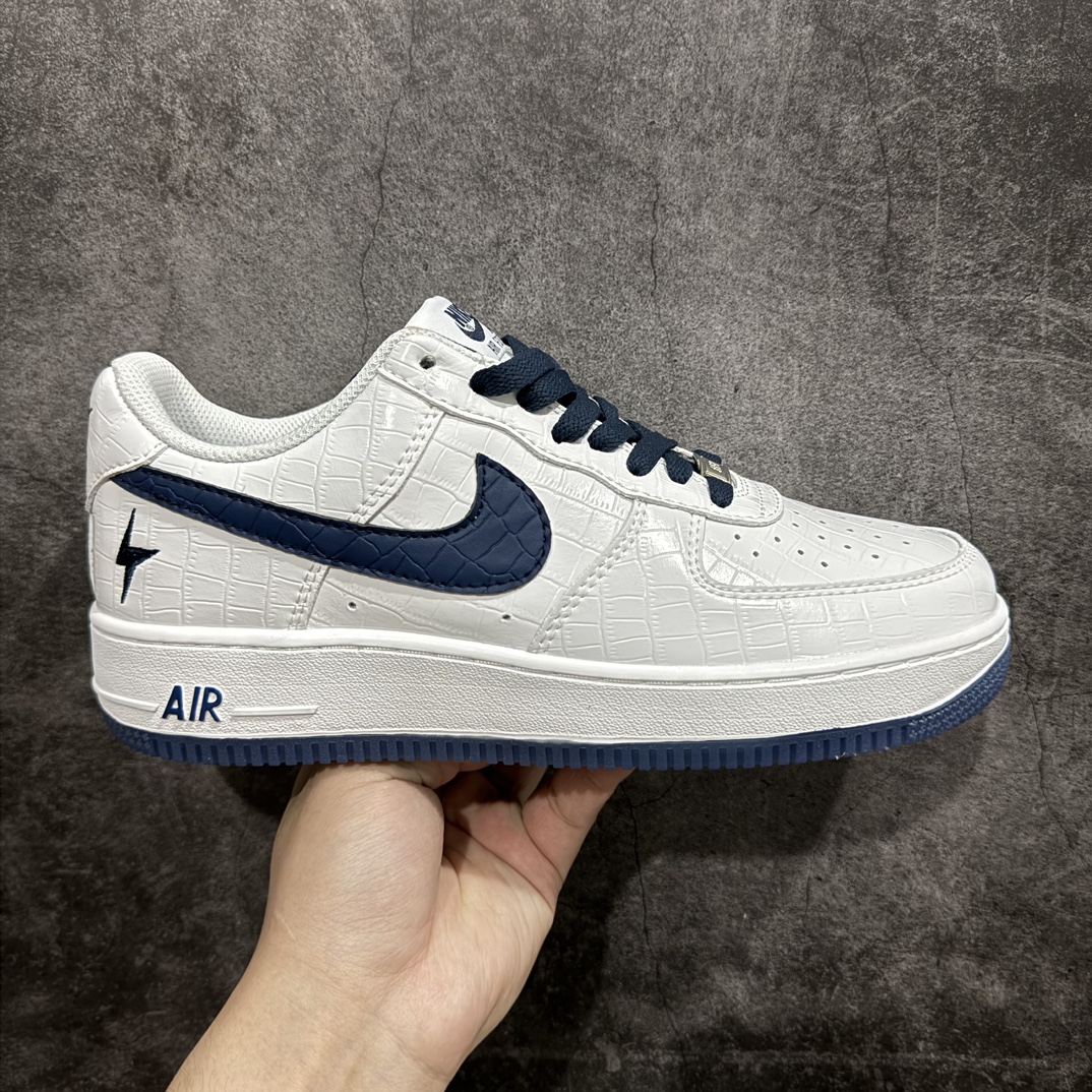 【公司级】Nk Air Force 1\’07 Low \”Ladainian Tomlinson\” 闪电队 白深蓝 空军一号低帮休闲板鞋 DD0614-332n定制蛇纹皮料 水晶大底 原楦原纸板 纯正空军版型 高清洁度 内置全掌气垫 尺码：36 36.5 37.5 38 38.5 39 40 40.5 41 42 42.5 43 44 44.5 45 编码：HXS250260-鞋库