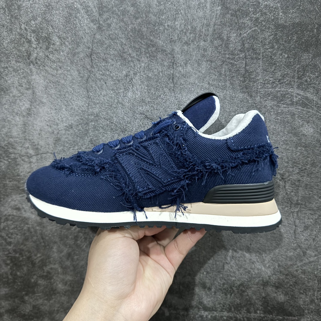 图片[2]-【广东纯原版本】Miumiu x New Balance 574联名款NB运动鞋n缪缪大秀上爆出的这双与New Balance 新百伦574联名款运动 球鞋 后全球各大代购官网火爆上市.仿旧复古破碎的毛边很随意不羁又能体现单宁美感，整双鞋子设计粗狂 做旧 破坏的风格 上脚非常轻便 百搭！nn▪面料:  原版擦色小牛皮n▪内里:  毛巾里n▪原版开模生胶4个部件组合大底n▪底厚：2.5CMn▪Size:   35-40（40定做） 编码：KH340360-鞋库