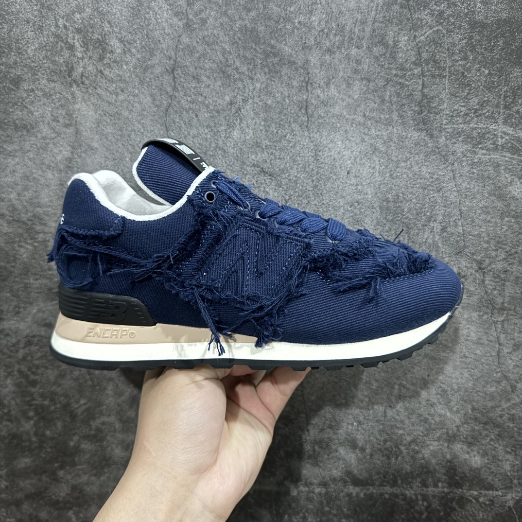 【广东纯原版本】Miumiu x New Balance 574联名款NB运动鞋n缪缪大秀上爆出的这双与New Balance 新百伦574联名款运动 球鞋 后全球各大代购官网火爆上市.仿旧复古破碎的毛边很随意不羁又能体现单宁美感，整双鞋子设计粗狂 做旧 破坏的风格 上脚非常轻便 百搭！nn▪面料:  原版擦色小牛皮n▪内里:  毛巾里n▪原版开模生胶4个部件组合大底n▪底厚：2.5CMn▪Size:   35-40（40定做） 编码：KH340360-鞋库