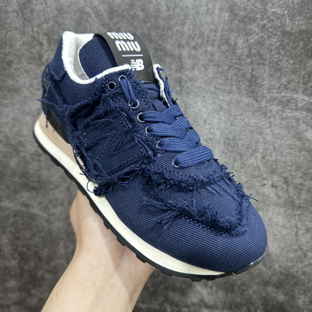 图片[3]-【广东纯原版本】Miumiu x New Balance 574联名款NB运动鞋n缪缪大秀上爆出的这双与New Balance 新百伦574联名款运动 球鞋 后全球各大代购官网火爆上市.仿旧复古破碎的毛边很随意不羁又能体现单宁美感，整双鞋子设计粗狂 做旧 破坏的风格 上脚非常轻便 百搭！nn▪面料:  原版擦色小牛皮n▪内里:  毛巾里n▪原版开模生胶4个部件组合大底n▪底厚：2.5CMn▪Size:   35-40（40定做） 编码：KH340360-鞋库