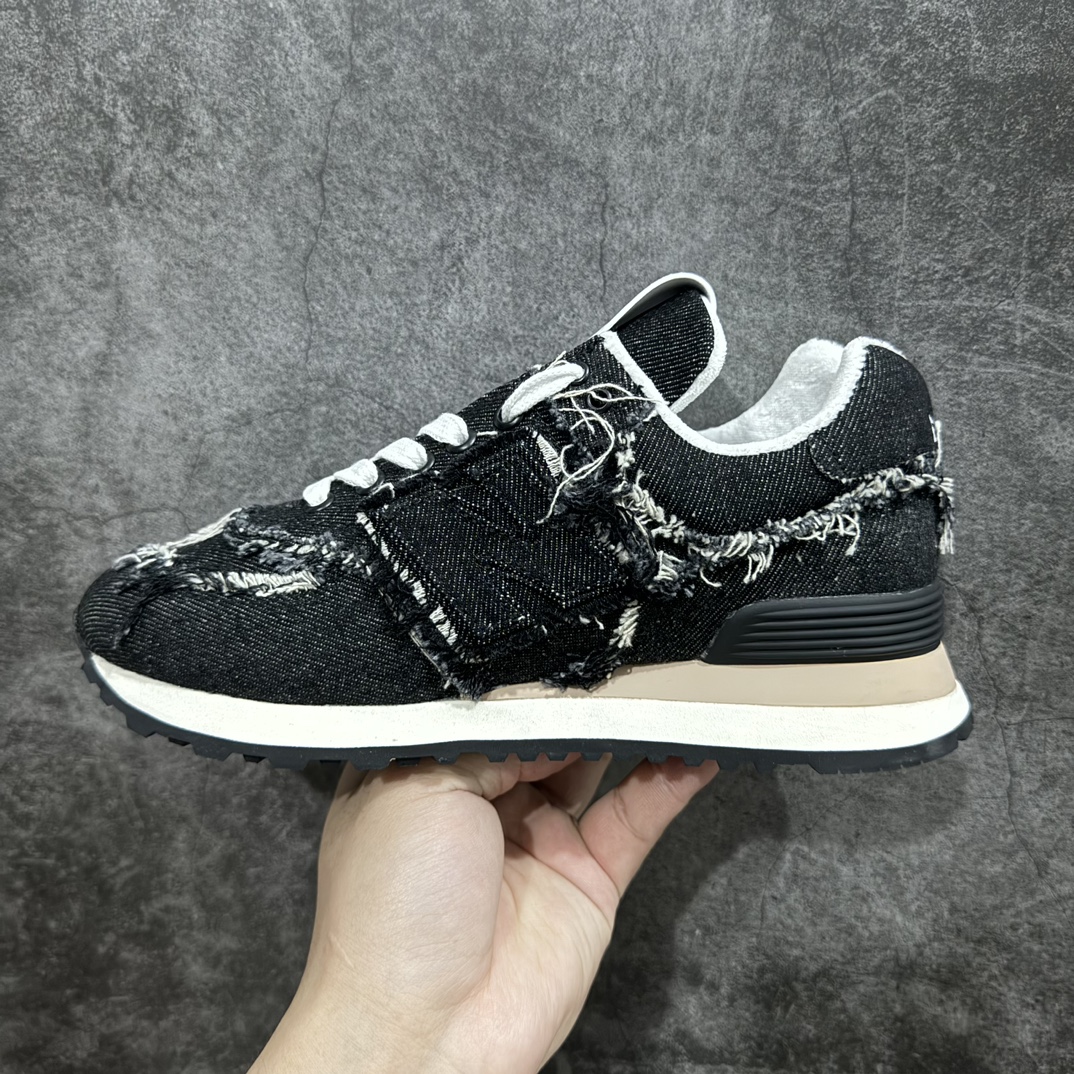 图片[2]-【广东纯原版本】Miumiu x New Balance 574联名款NB运动鞋n缪缪大秀上爆出的这双与New Balance 新百伦574联名款运动 球鞋 后全球各大代购官网火爆上市.仿旧复古破碎的毛边很随意不羁又能体现单宁美感，整双鞋子设计粗狂 做旧 破坏的风格 上脚非常轻便 百搭！nn▪面料:  原版擦色小牛皮n▪内里:  毛巾里n▪原版开模生胶4个部件组合大底n▪底厚：2.5CMn▪Size:   35-40（40定做） 编码：KH340360-鞋库