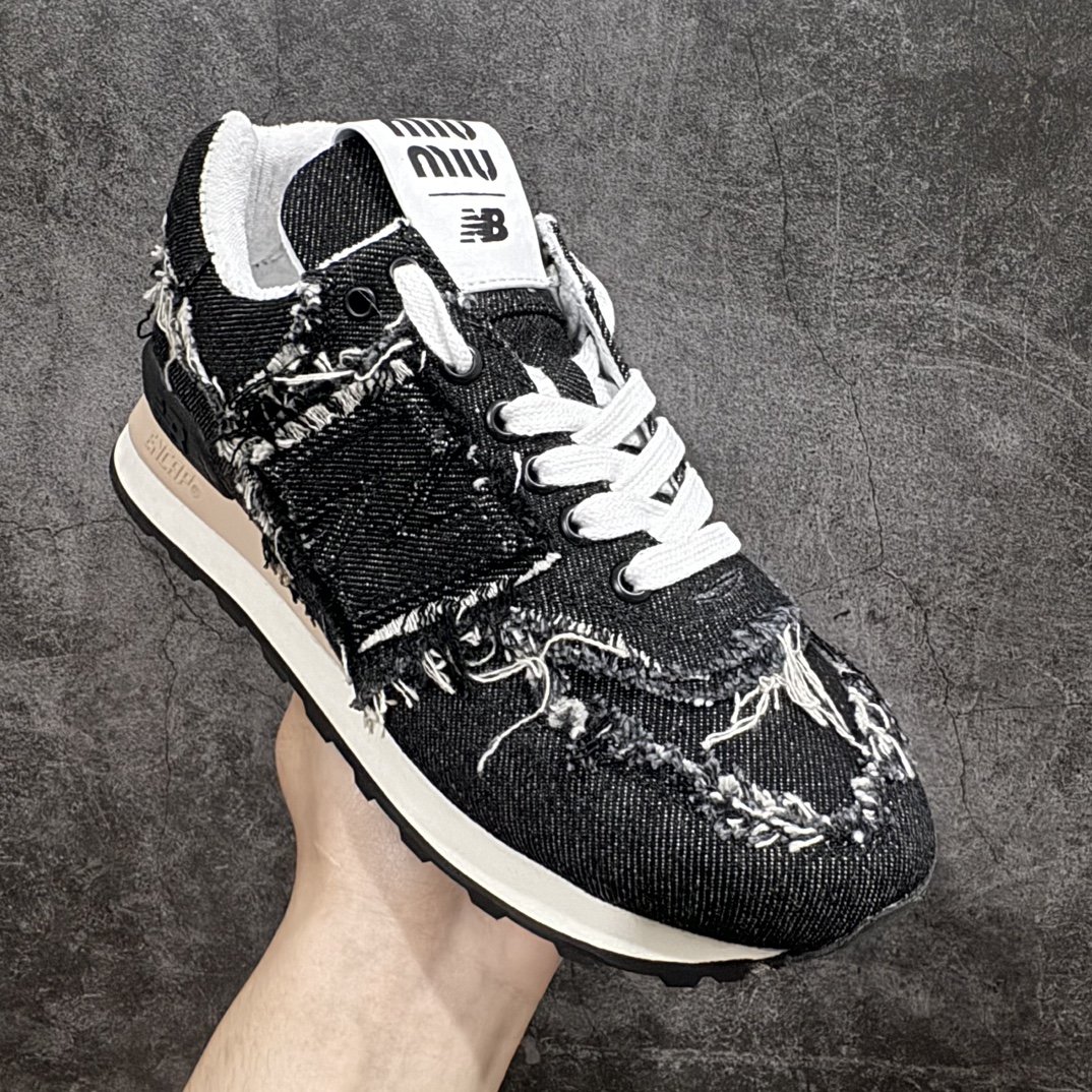 图片[3]-【广东纯原版本】Miumiu x New Balance 574联名款NB运动鞋n缪缪大秀上爆出的这双与New Balance 新百伦574联名款运动 球鞋 后全球各大代购官网火爆上市.仿旧复古破碎的毛边很随意不羁又能体现单宁美感，整双鞋子设计粗狂 做旧 破坏的风格 上脚非常轻便 百搭！nn▪面料:  原版擦色小牛皮n▪内里:  毛巾里n▪原版开模生胶4个部件组合大底n▪底厚：2.5CMn▪Size:   35-40（40定做） 编码：KH340360-鞋库