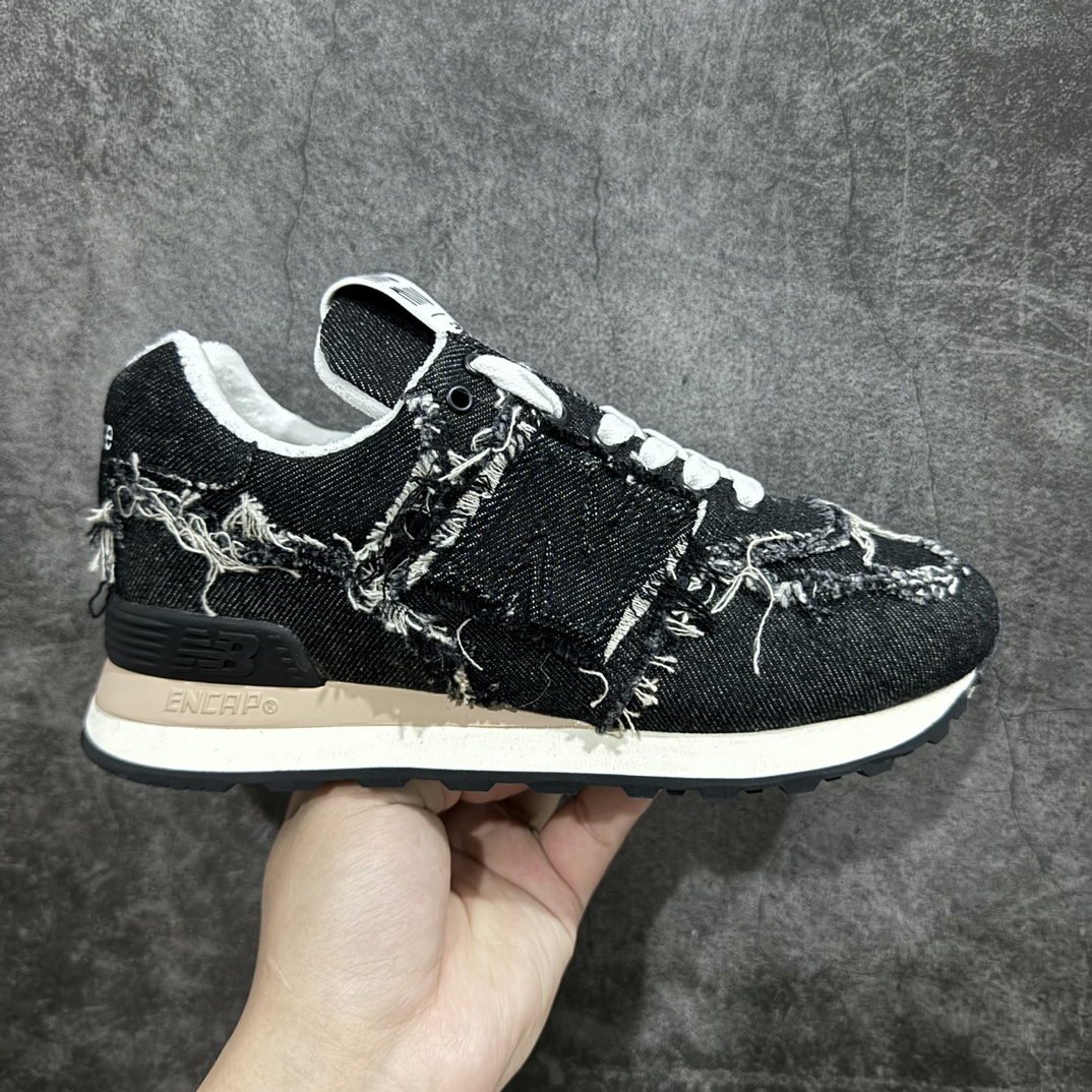 【广东纯原版本】Miumiu x New Balance 574联名款NB运动鞋n缪缪大秀上爆出的这双与New Balance 新百伦574联名款运动 球鞋 后全球各大代购官网火爆上市.仿旧复古破碎的毛边很随意不羁又能体现单宁美感，整双鞋子设计粗狂 做旧 破坏的风格 上脚非常轻便 百搭！nn▪面料:  原版擦色小牛皮n▪内里:  毛巾里n▪原版开模生胶4个部件组合大底n▪底厚：2.5CMn▪Size:   35-40（40定做） 编码：KH340360-鞋库