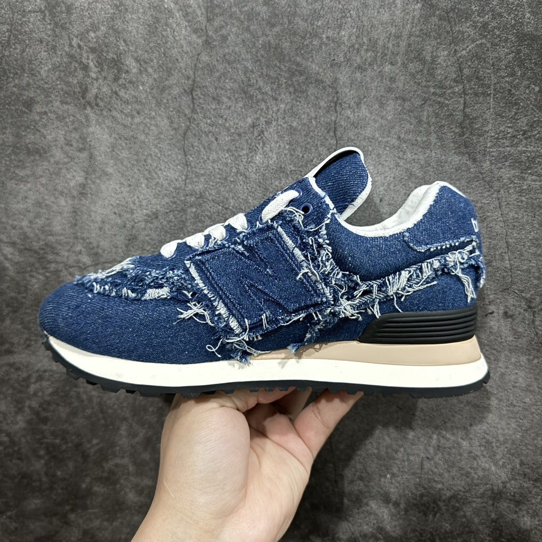 图片[2]-【广东纯原版本】Miumiu x New Balance 574联名款NB运动鞋n缪缪大秀上爆出的这双与New Balance 新百伦574联名款运动 球鞋 后全球各大代购官网火爆上市.仿旧复古破碎的毛边很随意不羁又能体现单宁美感，整双鞋子设计粗狂 做旧 破坏的风格 上脚非常轻便 百搭！nn▪面料:  原版擦色小牛皮n▪内里:  毛巾里n▪原版开模生胶4个部件组合大底n▪底厚：2.5CMn▪Size:   35-40（40定做） 编码：KH340360-莆田鞋批发中心