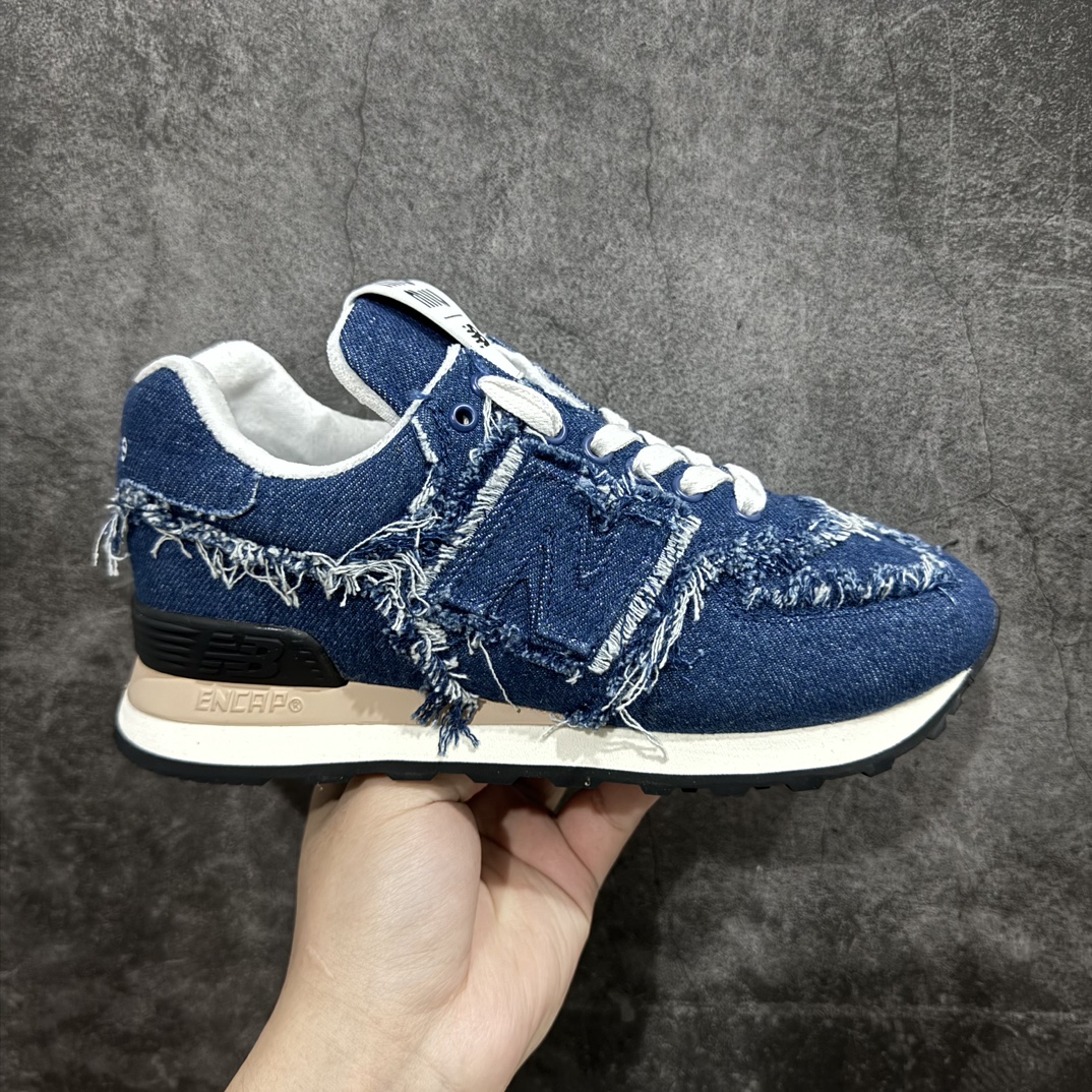 【广东纯原版本】Miumiu x New Balance 574联名款NB运动鞋n缪缪大秀上爆出的这双与New Balance 新百伦574联名款运动 球鞋 后全球各大代购官网火爆上市.仿旧复古破碎的毛边很随意不羁又能体现单宁美感，整双鞋子设计粗狂 做旧 破坏的风格 上脚非常轻便 百搭！nn▪面料:  原版擦色小牛皮n▪内里:  毛巾里n▪原版开模生胶4个部件组合大底n▪底厚：2.5CMn▪Size:   35-40（40定做） 编码：KH340360-鞋库