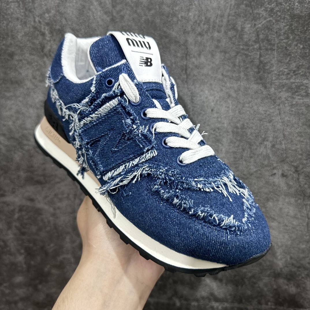 图片[3]-【广东纯原版本】Miumiu x New Balance 574联名款NB运动鞋n缪缪大秀上爆出的这双与New Balance 新百伦574联名款运动 球鞋 后全球各大代购官网火爆上市.仿旧复古破碎的毛边很随意不羁又能体现单宁美感，整双鞋子设计粗狂 做旧 破坏的风格 上脚非常轻便 百搭！nn▪面料:  原版擦色小牛皮n▪内里:  毛巾里n▪原版开模生胶4个部件组合大底n▪底厚：2.5CMn▪Size:   35-40（40定做） 编码：KH340360-莆田鞋批发中心