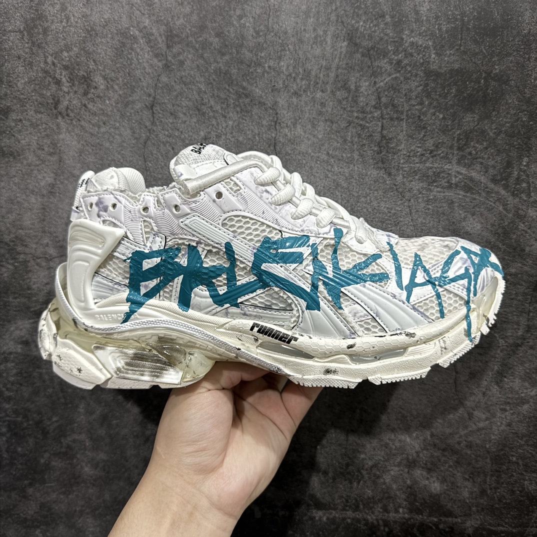 【纯原OK版本】Balenciaga Runner 巴黎世家7代 破坏风 手工做旧款复古老爹鞋 白蓝涂鸦n全新外贸版本 核心配合工厂优势供应该款是通过溢胶 做旧 缝线等细节 展示了设计师 Demna的运动鞋风格 传递复古感 后侧板 翘起的鞋头 展示了 Demna 在结构上的未来构想 尺码：35 36 37 38 39 40 41 42 43 44 45 46 编码：DF500520-鞋库