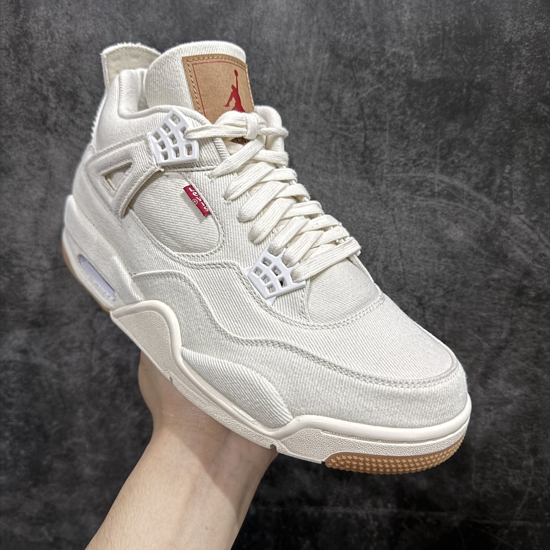 图片[3]-【GX版/美版绿x】Levi’s x Air Jordan AJ4 \”Denim\” 李维斯联名 牛仔白 AO2571-100n圈内最强四代 独家外贸特供尺码含 45.5 49.5 50.5 耗时半年巨作 全套原纸板楦头开发 原厂特供皮料加持 确保原汁原味 完美呈现四代版型 一比一鞋头弧度高度鞋身弧度 数据细节工艺流程均保持原鞋一致 原厂TPU网格鞋带扣 正确内里网布 菱角分明不变形无多余毛边 柔软性质感一致于原鞋 市场唯一原厂鞋扣模具 背面可见隐藏注塑口 原厂织唛标 原厂飞人电绣工艺 尾指中部跳三针 独家绑鞋带手法 印刷中底布 四线拉帮 米色美纹纸贴合固定 进口港宝加持 后跟自然饱满 全鞋荧光划线卡点 追求极致完美 每一双都是工艺品 多重QC质检 超越公司货的品控标准 实实在在的免检产品  尺码：40 40.5 41 42 42.5 43 44 44.5 45 45.5 46 47.5 48.5 49.5 50.5 编码：T1500540-鞋库