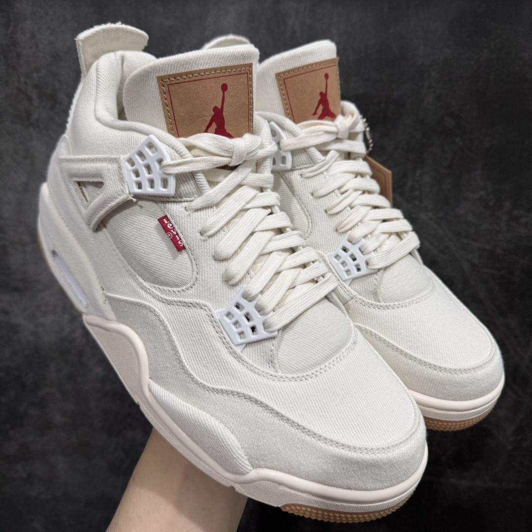 【GX版/美版绿x】Levi’s x Air Jordan AJ4 \”Denim\” 李维斯联名 牛仔白 AO2571-100n圈内最强四代 独家外贸特供尺码含 45.5 49.5 50.5 耗时半年巨作 全套原纸板楦头开发 原厂特供皮料加持 确保原汁原味 完美呈现四代版型 一比一鞋头弧度高度鞋身弧度 数据细节工艺流程均保持原鞋一致 原厂TPU网格鞋带扣 正确内里网布 菱角分明不变形无多余毛边 柔软性质感一致于原鞋 市场唯一原厂鞋扣模具 背面可见隐藏注塑口 原厂织唛标 原厂飞人电绣工艺 尾指中部跳三针 独家绑鞋带手法 印刷中底布 四线拉帮 米色美纹纸贴合固定 进口港宝加持 后跟自然饱满 全鞋荧光划线卡点 追求极致完美 每一双都是工艺品 多重QC质检 超越公司货的品控标准 实实在在的免检产品  尺码：40 40.5 41 42 42.5 43 44 44.5 45 45.5 46 47.5 48.5 49.5 50.5 编码：T1500540-鞋库