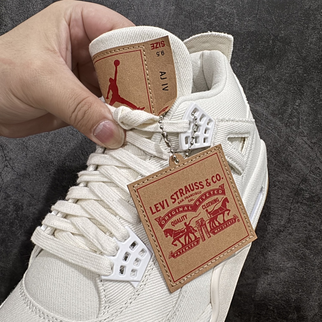 图片[8]-【GX版/美版绿x】Levi’s x Air Jordan AJ4 \”Denim\” 李维斯联名 牛仔白 AO2571-100n圈内最强四代 独家外贸特供尺码含 45.5 49.5 50.5 耗时半年巨作 全套原纸板楦头开发 原厂特供皮料加持 确保原汁原味 完美呈现四代版型 一比一鞋头弧度高度鞋身弧度 数据细节工艺流程均保持原鞋一致 原厂TPU网格鞋带扣 正确内里网布 菱角分明不变形无多余毛边 柔软性质感一致于原鞋 市场唯一原厂鞋扣模具 背面可见隐藏注塑口 原厂织唛标 原厂飞人电绣工艺 尾指中部跳三针 独家绑鞋带手法 印刷中底布 四线拉帮 米色美纹纸贴合固定 进口港宝加持 后跟自然饱满 全鞋荧光划线卡点 追求极致完美 每一双都是工艺品 多重QC质检 超越公司货的品控标准 实实在在的免检产品  尺码：40 40.5 41 42 42.5 43 44 44.5 45 45.5 46 47.5 48.5 49.5 50.5 编码：T1500540-鞋库