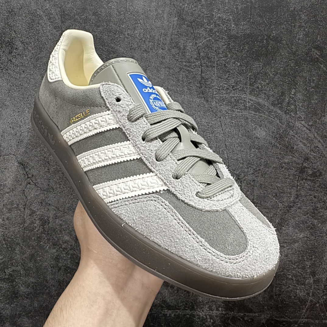 图片[3]-【纯原版】Adidas Originals Gazelle Indoor  防滑低帮T头德训鞋 GZ复古系列 灰白 草莓熊 IF1807n渠道版外贸纯原品质出货💪🏻n正确猪八材料 毛绒感质感都特别强 非普通版本n市场最高版本完美还原zp细节，注意区别市场任何版本，完全不是一路货色‼️n全鞋原材料打造，无任何色差，正确鞋型，后跟港宝材料定型，正确微透生胶大底，反口内里头层细腻小牛皮，纸板中底 鞋垫背胶，侧面正确烫金压印字母，所有细节完美还原‼️ 尺码：35 36 36.5 37 38 38.5 39 40 40.5 41 42 42.5 43 44 44.5 45 编码：NB250270-莆田鞋批发中心