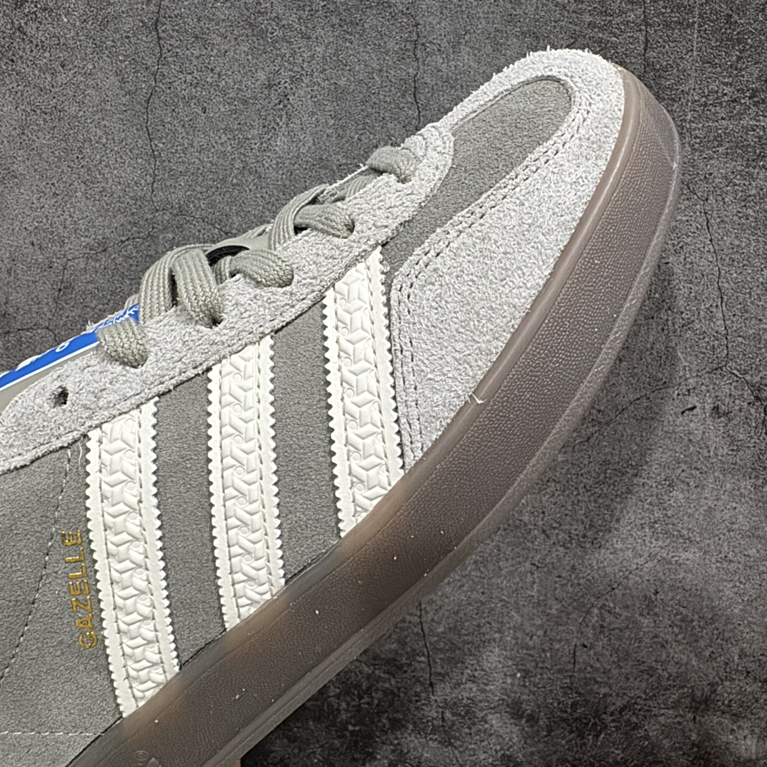 图片[6]-【纯原版】Adidas Originals Gazelle Indoor  防滑低帮T头德训鞋 GZ复古系列 灰白 草莓熊 IF1807n渠道版外贸纯原品质出货💪🏻n正确猪八材料 毛绒感质感都特别强 非普通版本n市场最高版本完美还原zp细节，注意区别市场任何版本，完全不是一路货色‼️n全鞋原材料打造，无任何色差，正确鞋型，后跟港宝材料定型，正确微透生胶大底，反口内里头层细腻小牛皮，纸板中底 鞋垫背胶，侧面正确烫金压印字母，所有细节完美还原‼️ 尺码：35 36 36.5 37 38 38.5 39 40 40.5 41 42 42.5 43 44 44.5 45 编码：NB250270-莆田鞋批发中心