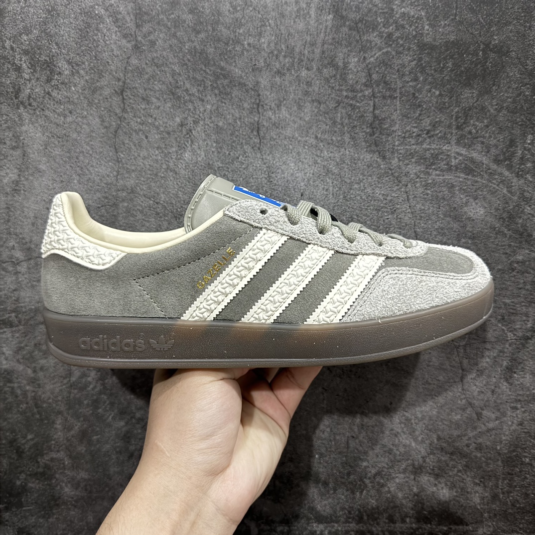 【纯原版】Adidas Originals Gazelle Indoor  防滑低帮T头德训鞋 GZ复古系列 灰白 草莓熊 IF1807n渠道版外贸纯原品质出货💪🏻n正确猪八材料 毛绒感质感都特别强 非普通版本n市场最高版本完美还原zp细节，注意区别市场任何版本，完全不是一路货色‼️n全鞋原材料打造，无任何色差，正确鞋型，后跟港宝材料定型，正确微透生胶大底，反口内里头层细腻小牛皮，纸板中底 鞋垫背胶，侧面正确烫金压印字母，所有细节完美还原‼️ 尺码：35 36 36.5 37 38 38.5 39 40 40.5 41 42 42.5 43 44 44.5 45 编码：NB250270-鞋库