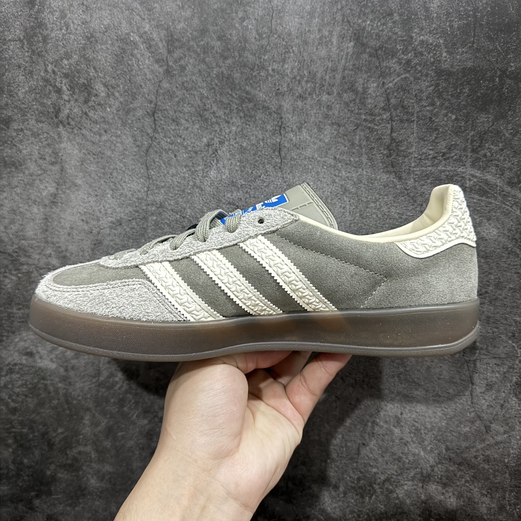 图片[2]-【纯原版】Adidas Originals Gazelle Indoor  防滑低帮T头德训鞋 GZ复古系列 灰白 草莓熊 IF1807n渠道版外贸纯原品质出货💪🏻n正确猪八材料 毛绒感质感都特别强 非普通版本n市场最高版本完美还原zp细节，注意区别市场任何版本，完全不是一路货色‼️n全鞋原材料打造，无任何色差，正确鞋型，后跟港宝材料定型，正确微透生胶大底，反口内里头层细腻小牛皮，纸板中底 鞋垫背胶，侧面正确烫金压印字母，所有细节完美还原‼️ 尺码：35 36 36.5 37 38 38.5 39 40 40.5 41 42 42.5 43 44 44.5 45 编码：NB250270-莆田鞋批发中心