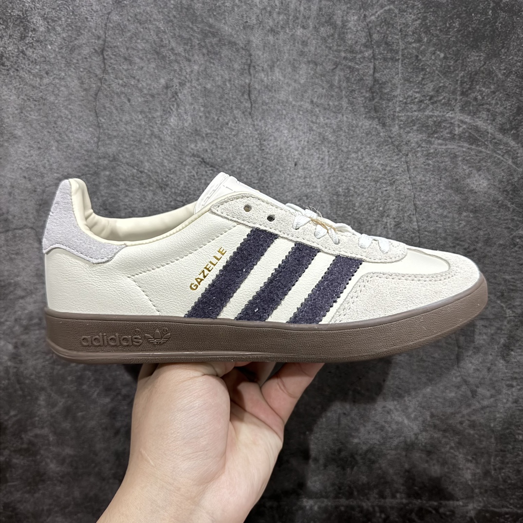 【正确版】AD Gazelle Indoor Trainersn 羚羊内训系列低帮复古百搭休闲运动德训风板鞋 IF8548nn90年代经典的复刻版！自60年代以足球训练鞋面世以来,Gazelle就以其经典设计席卷全球。1991年版本的复刻,再造经典Gazelle。采用皮革打造,搭配浊色细节,让这款经典更加简约。 尺码：36 36⅔ 37⅓ 38 38⅔ 39⅓ 40 40⅔ 41⅓ 42 42⅔ 43⅓ 44 45 编码：DZ230250-鞋库