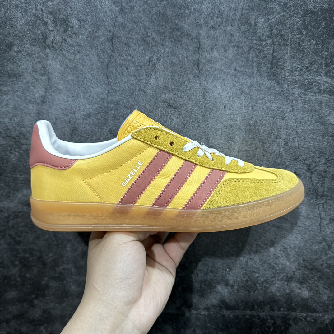 【正确版】AD Gazelle Indoor Trainers 羚羊内训系列低帮复古百搭休闲运动德训风板鞋 IE2959nn90年代经典的复刻版！自60年代以足球训练鞋面世以来,Gazelle就以其经典设计席卷全球。1991年版本的复刻,再造经典Gazelle。采用皮革打造,搭配浊色细节,让这款经典更加简约。 尺码：35.5 36 36⅔ 37⅓ 38 38⅔ 39⅓ 40 40⅔ 41⅓ 42 42⅔ 43⅓ 44 45 编码：DZ230250-鞋库