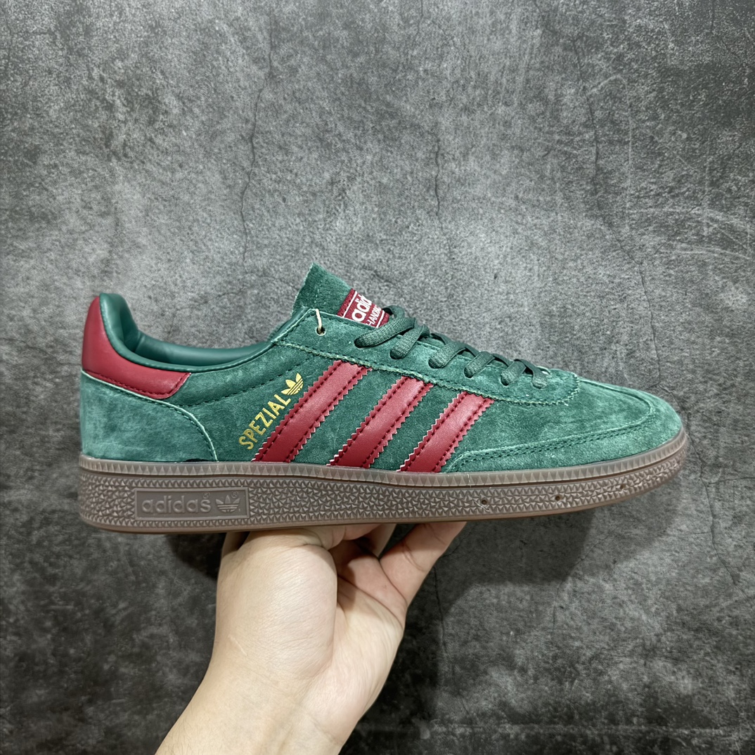 【R版】AD Originals Handball SPZL 手球运动员系列百搭休闲运动板鞋 GX6989n这款来自阿迪达斯的这款HANDBALL SPZL前身是一双手球运动鞋，这一次拿来复刻，所以鞋面的主要色彩选用了黑色， 鞋面外侧除了Spezial字母之外还有三叶草标志。Handball SPZL作为复古手球训练鞋与作为室内足球鞋的Samba有着异曲同工之处，但是质感更为出众的鞋身以及丰富的配色选择比起Samba来讲可以说是更胜一筹了！尺码：36 36⅔ 37⅓ 38 38⅔ 39⅓ 40 40⅔ 41⅓ 42 42⅔ 43⅓ 44 45  编码：LDS210230-鞋库