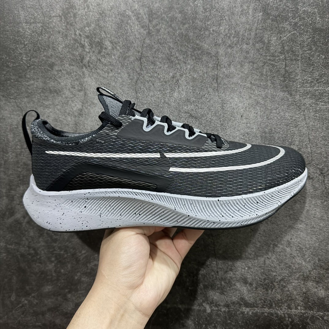 【NO.1版本】Nike Zoom Fly 4 耐克超弹碳板跑步鞋 鞋款搭载 Flyknit 材料 打造出众弹性 易于穿脱。采用React技术 轻盈耐穿泡绵打造,铸就出众回弹的顺畅迈步体验。结合内置碳纤维板,塑就柔韧灵活的迈步体验。 尺码36 36.5 37.5 38 38.5 39 40 40.5 41 42 42.5 43 44 44.5 45 货号CT2392-002 编码：DS260300-鞋库