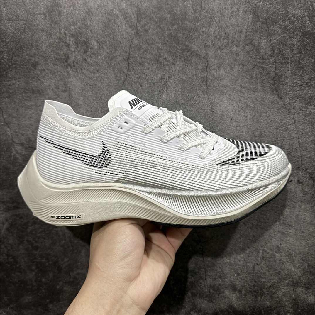 【dt纯原版】Nike ZoomX Vaporfly Next%马拉松跑步鞋 真碳版本n舒适鞋面采用合成革+织物材质n不同肌理材质拼接 使鞋型稳固不易变形。n柔软透气内里 穿着不易闷脚n用质感舒缓足部压力 每一步都轻松自如n橡胶大底 止滑纹理平稳安心增加地面摩擦力舒适行走运动自如 官方货号: CU4123-100 Size：36 36.5 37.8 38 38.5 39 40 40 40.5 41 42 42.5 43 44 44.5 45 编码：DT220240-鞋库