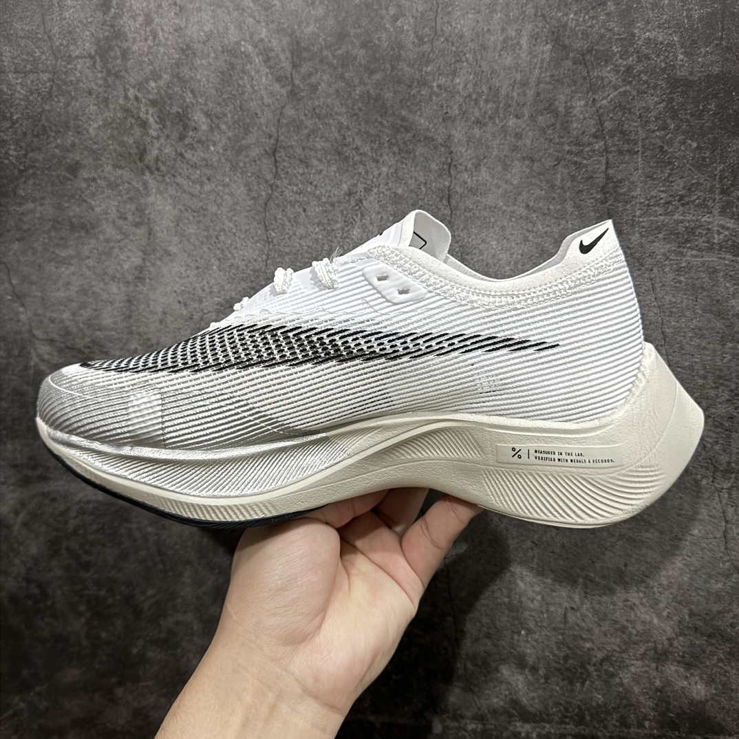 图片[2]-【dt纯原版】Nike ZoomX Vaporfly Next%马拉松跑步鞋 真碳版本n舒适鞋面采用合成革+织物材质n不同肌理材质拼接 使鞋型稳固不易变形。n柔软透气内里 穿着不易闷脚n用质感舒缓足部压力 每一步都轻松自如n橡胶大底 止滑纹理平稳安心增加地面摩擦力舒适行走运动自如 官方货号: CU4123-100 Size：36 36.5 37.8 38 38.5 39 40 40 40.5 41 42 42.5 43 44 44.5 45 编码：DT220240-鞋库