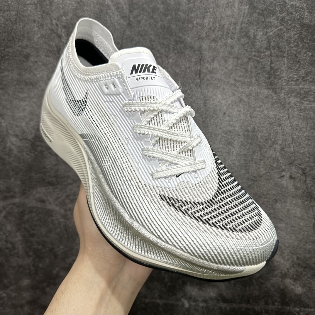 图片[3]-【dt纯原版】Nike ZoomX Vaporfly Next%马拉松跑步鞋 真碳版本n舒适鞋面采用合成革+织物材质n不同肌理材质拼接 使鞋型稳固不易变形。n柔软透气内里 穿着不易闷脚n用质感舒缓足部压力 每一步都轻松自如n橡胶大底 止滑纹理平稳安心增加地面摩擦力舒适行走运动自如 官方货号: CU4123-100 Size：36 36.5 37.8 38 38.5 39 40 40 40.5 41 42 42.5 43 44 44.5 45 编码：DT220240-鞋库